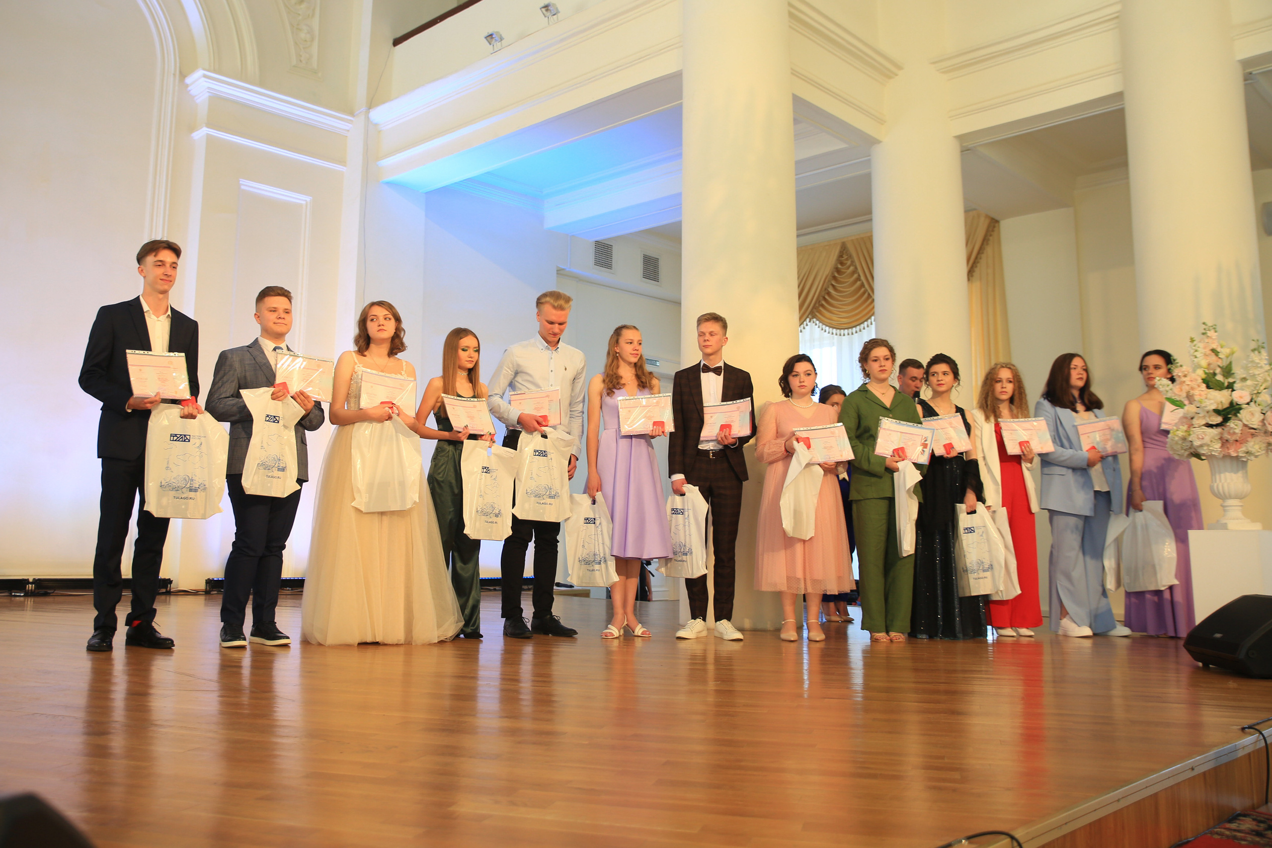 Вручение аттестатов 11 гимназия. Школьный фотограф в Туле Светлана Привезенцева
