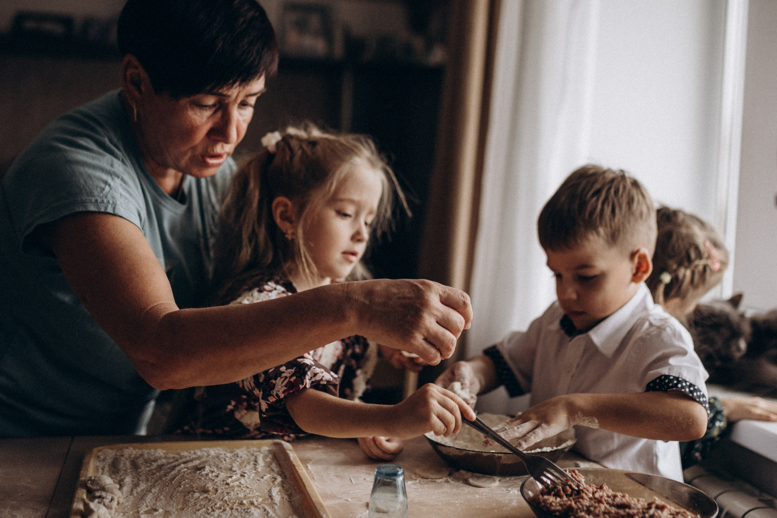 Бабушка с внуками. Семейный фотограф lifestyle в Новосибирске Елена Шпилевая