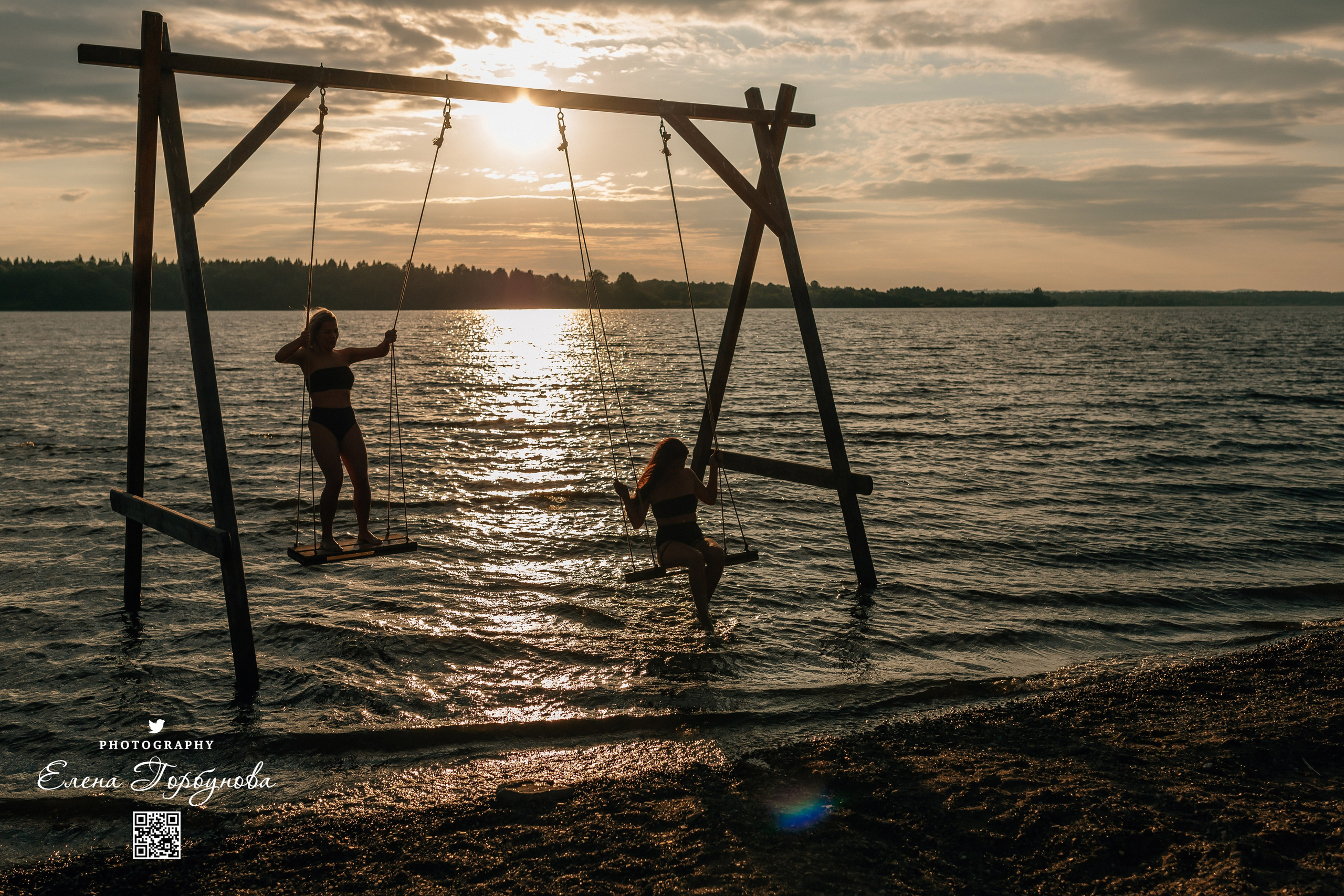 Черная серия с тканью. Набережная. Александра и Таисия. Июль 2025 г. Фотограф Пермь. Свадьбы. Семья и дети, школа, д. сад. Фотокниги