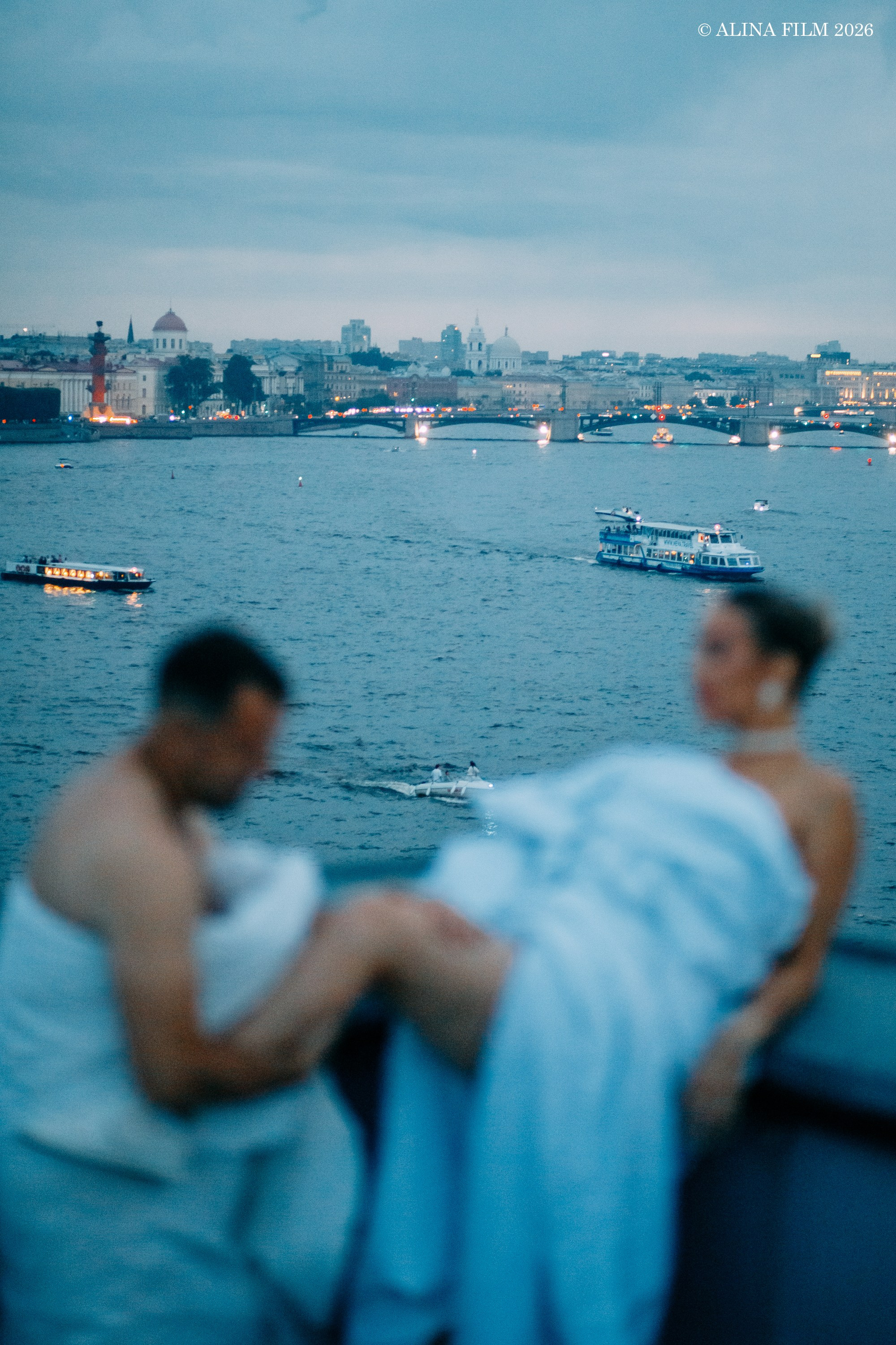 Фотосессия на крыше в одеялах. Вид на Неву и Петропавловскую крепость. Фотограф в Санкт-Петербурге Alina Film