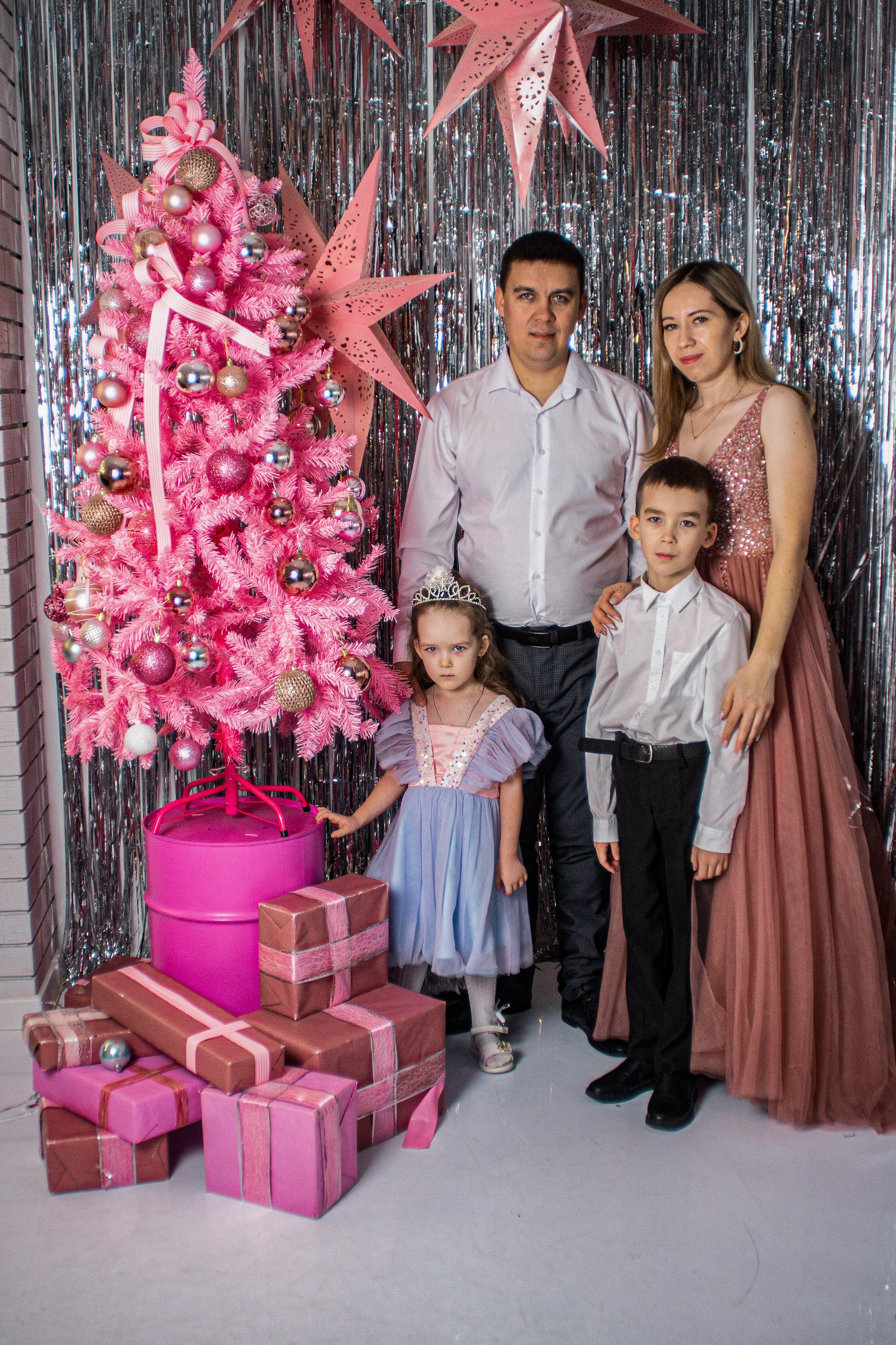 Студия (новогодняя семейная). Разноплановый фотограф в Москве