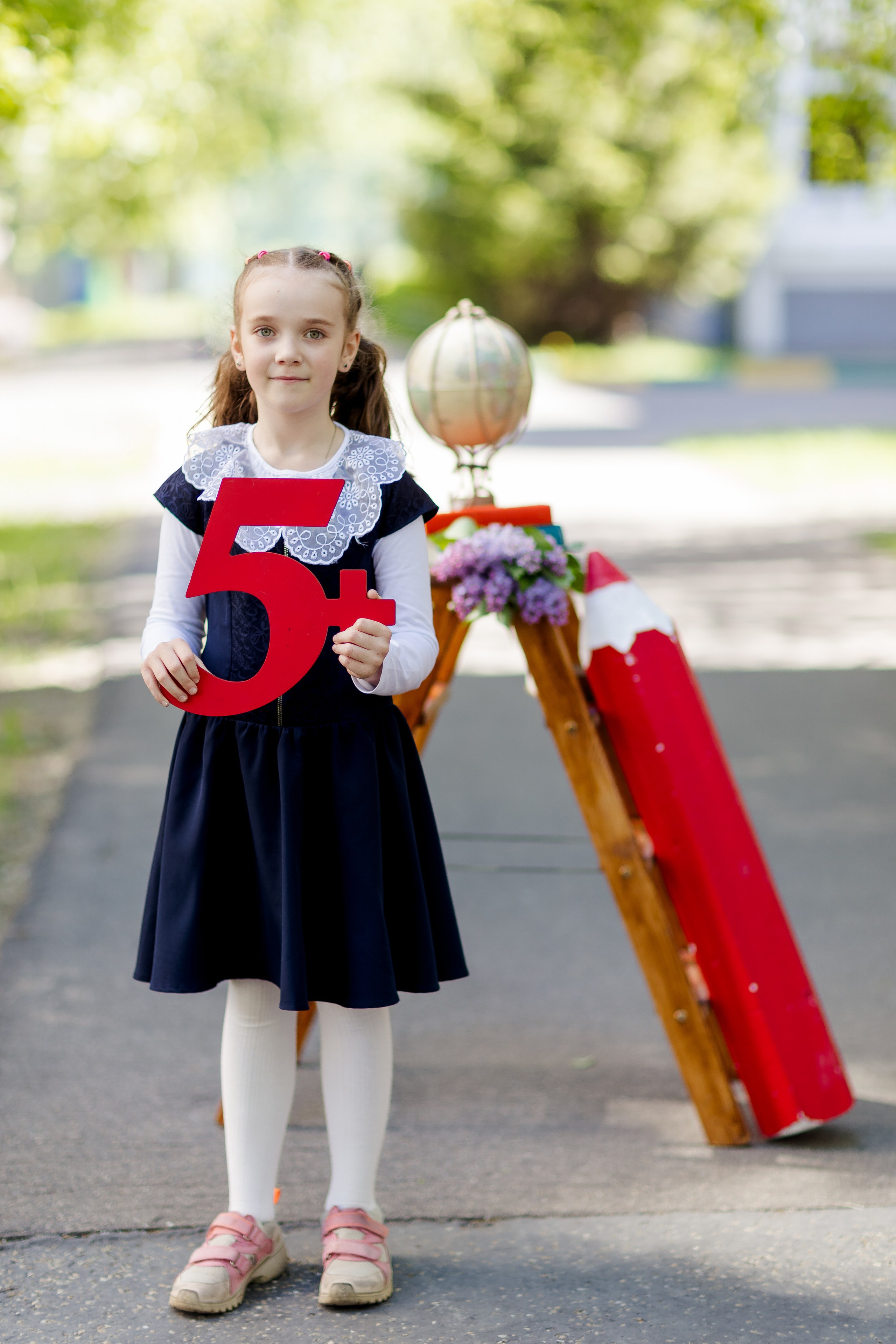 Портрет девочки на улице в полный рост