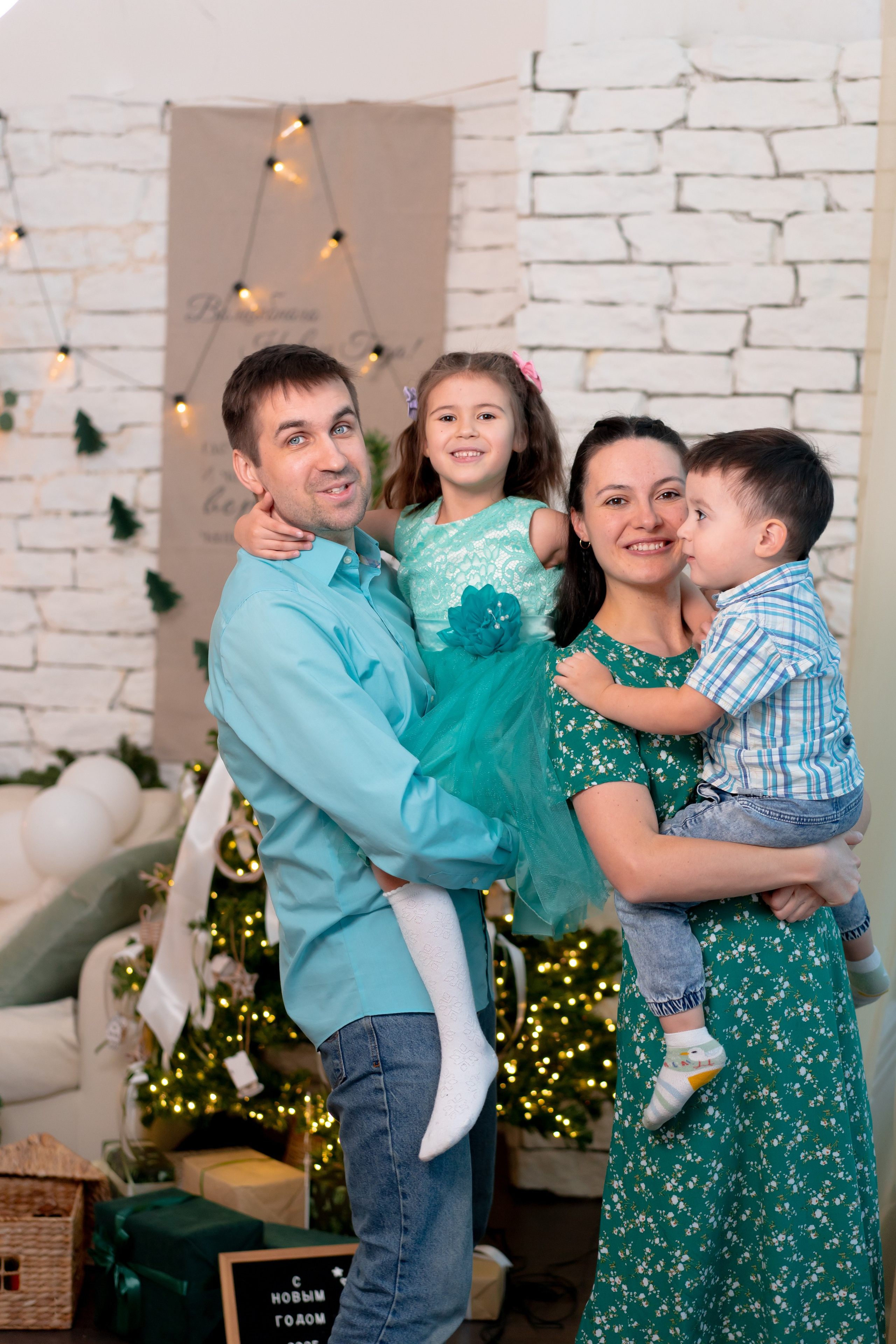 Катерина и Михаил с папой и мамой). Детская, семейная фотостудия в Санкт-Петербурге