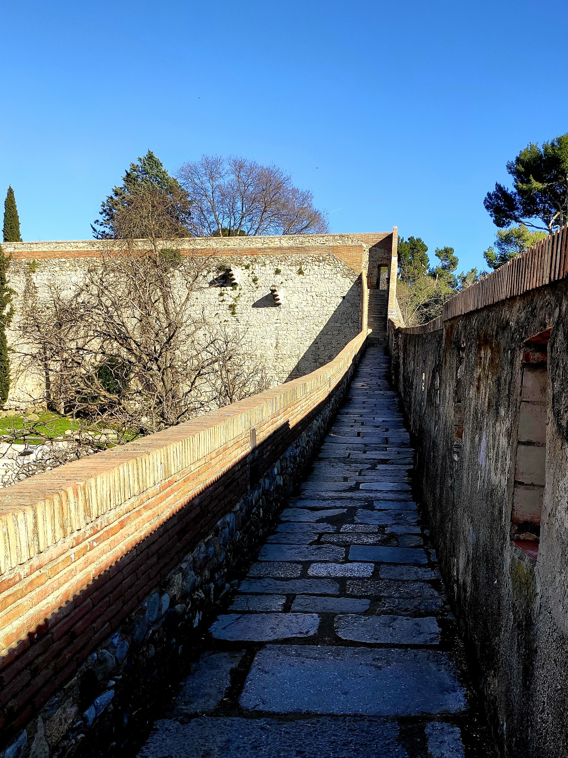Крепостная стена, заложенная для охраны римского города Герунды. 