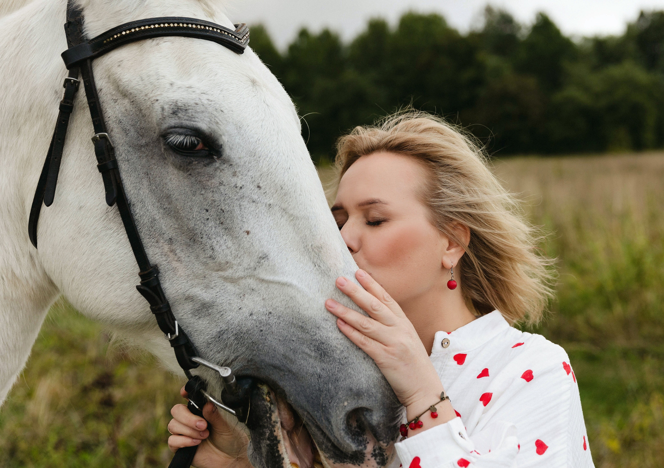 В поле с конём. Свадебный и семейный фотограф в Карелии