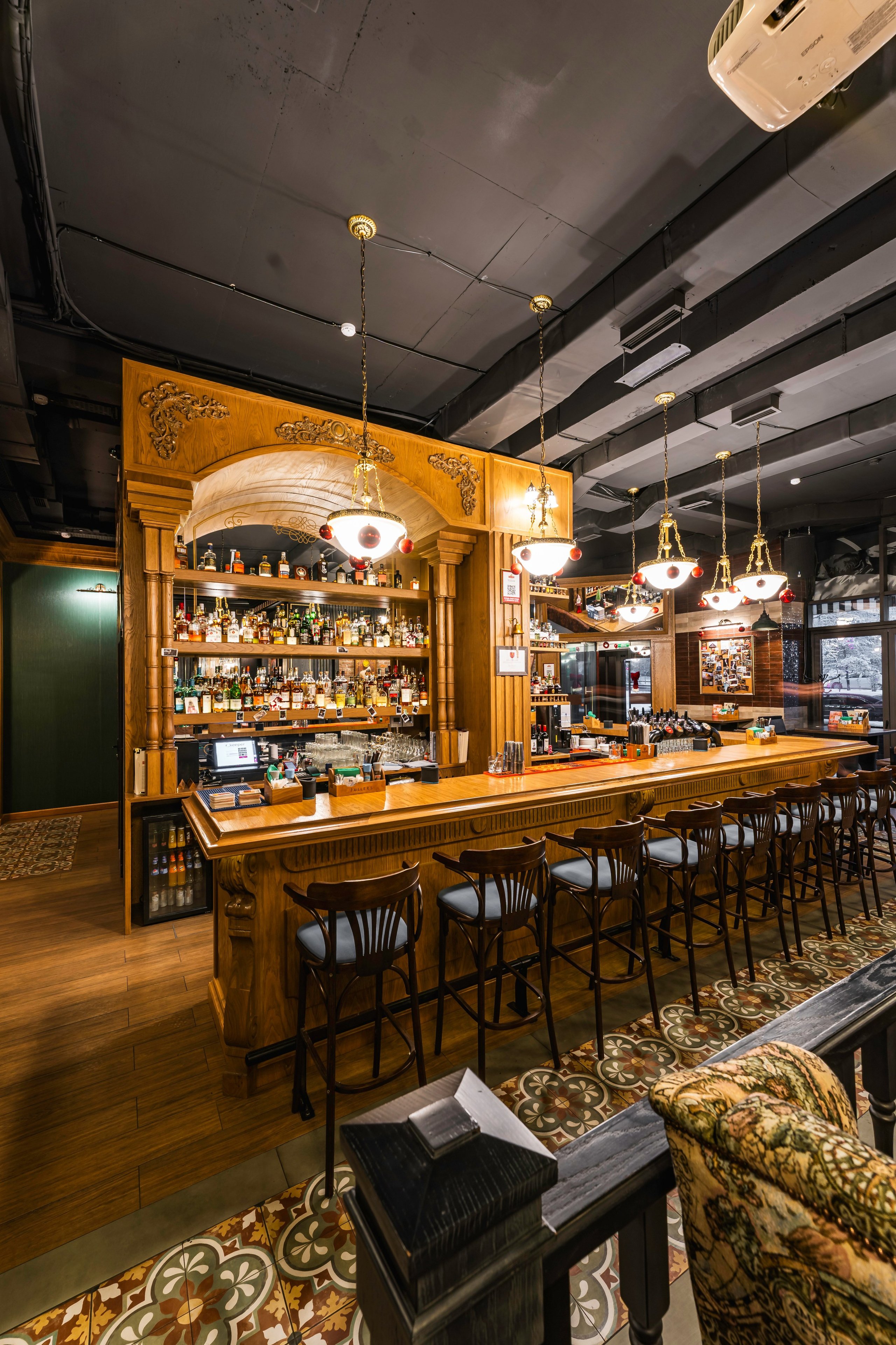 Алматы, Fuller's Izumrud — небольшой уютный паб в тихом районе, декабрь 2025. Интерьерный фотограф Алматы