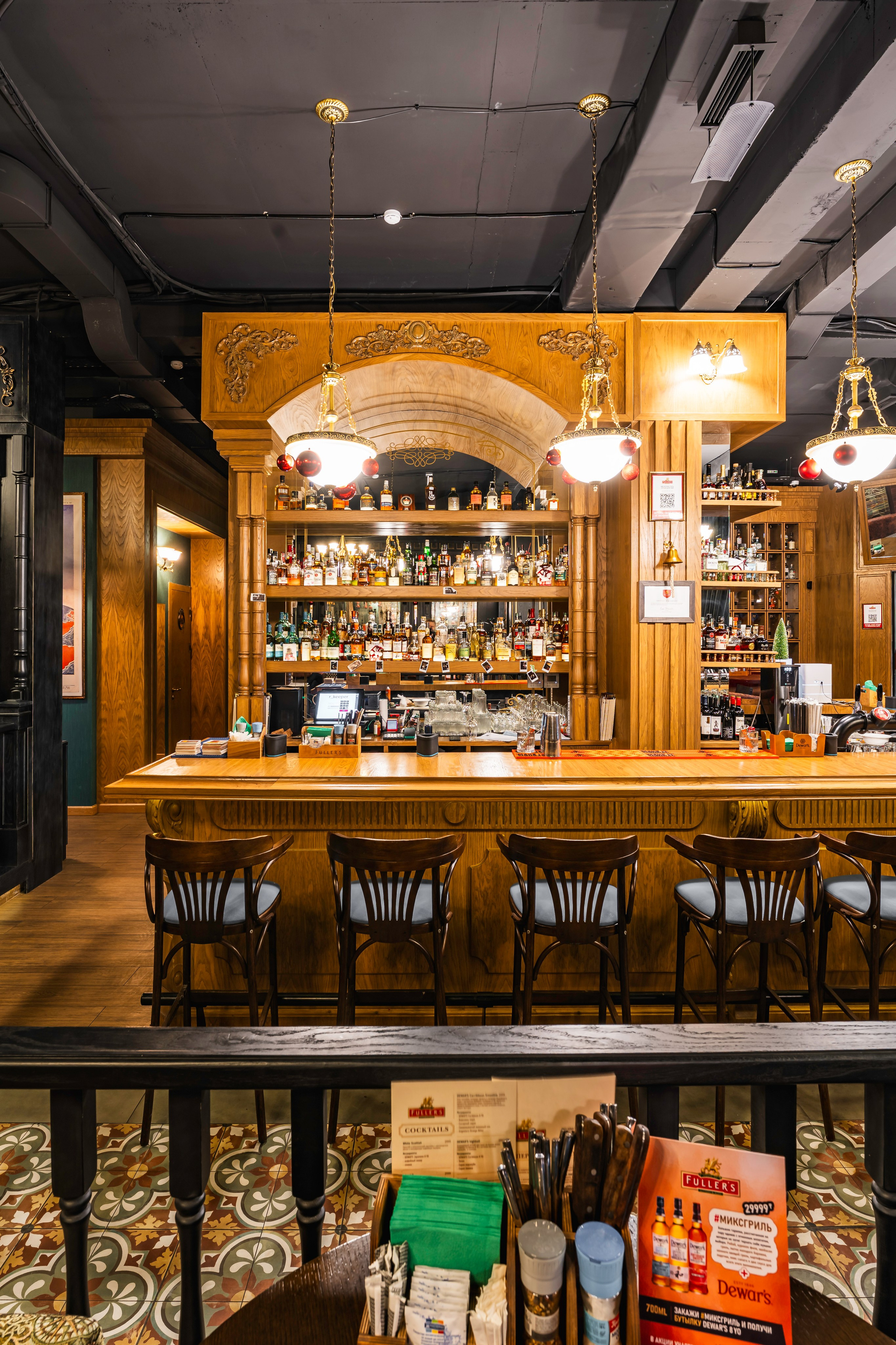 Алматы, Fuller's Izumrud — небольшой уютный паб в тихом районе, декабрь 2025. Интерьерный фотограф Алматы