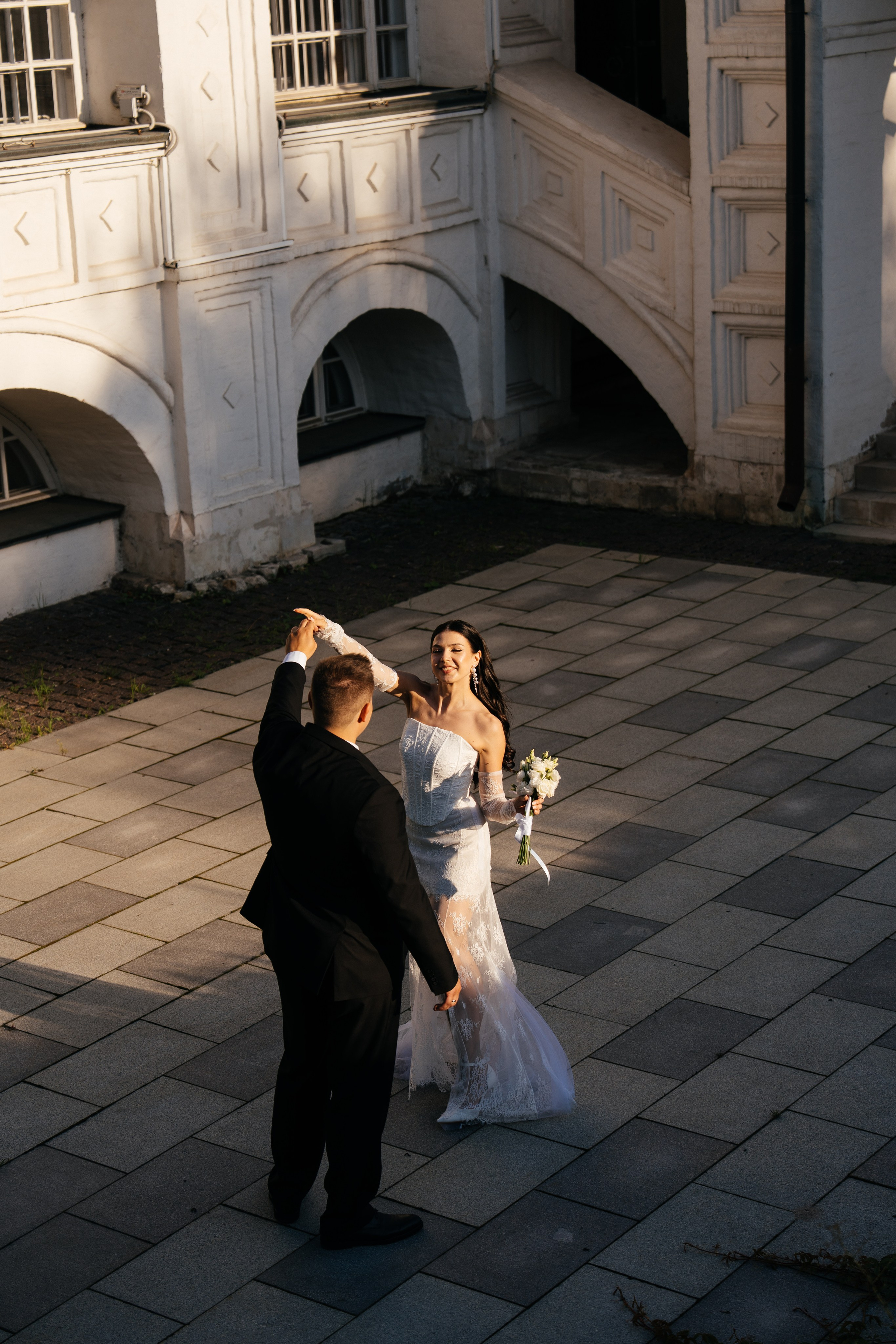 Свадебная фотосессия в Москве у высотки на Котельнической набережной. Свадебный фотограф в Москве Анна Полушина