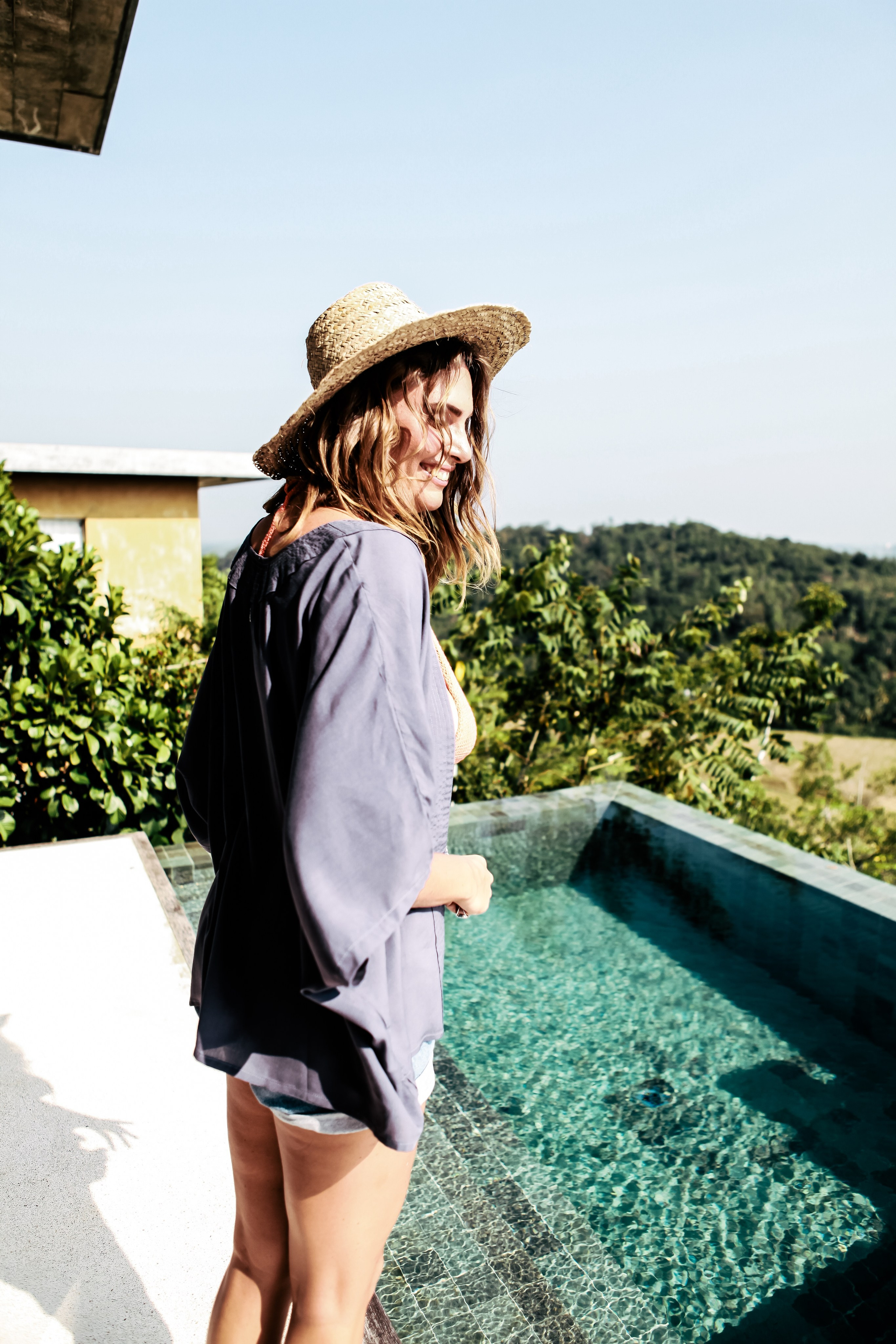 Девушка в красном платье в отеле Malabar Hill — Роскошная портретная съемка | Шри-Ланка. Фотограф на Шри-Ланке