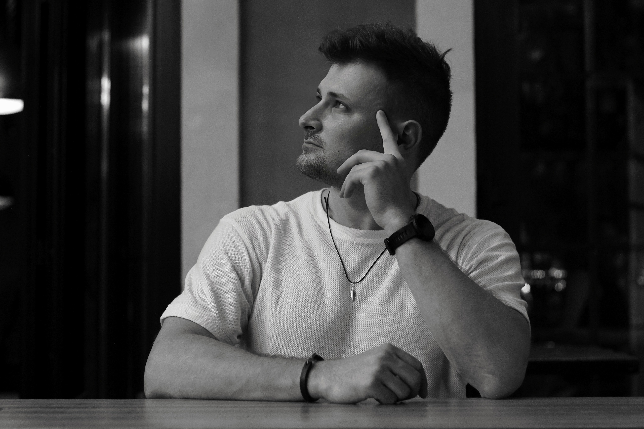 Мужской портрет. Контакты