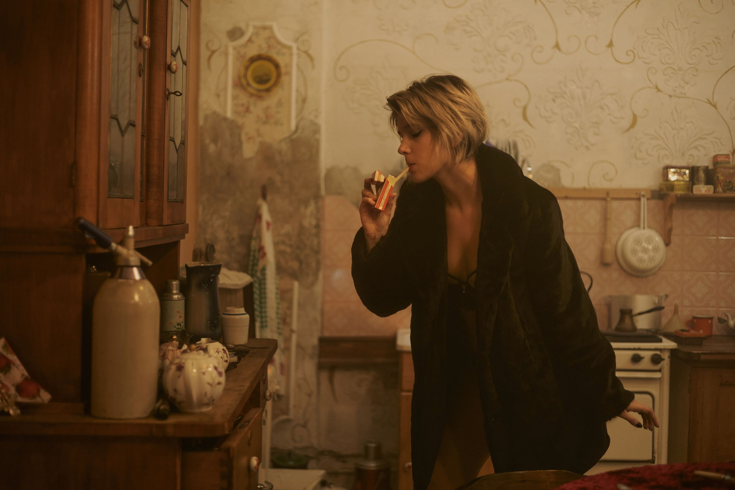 Советская эстетика в фотосессии с элементами повседневного быта