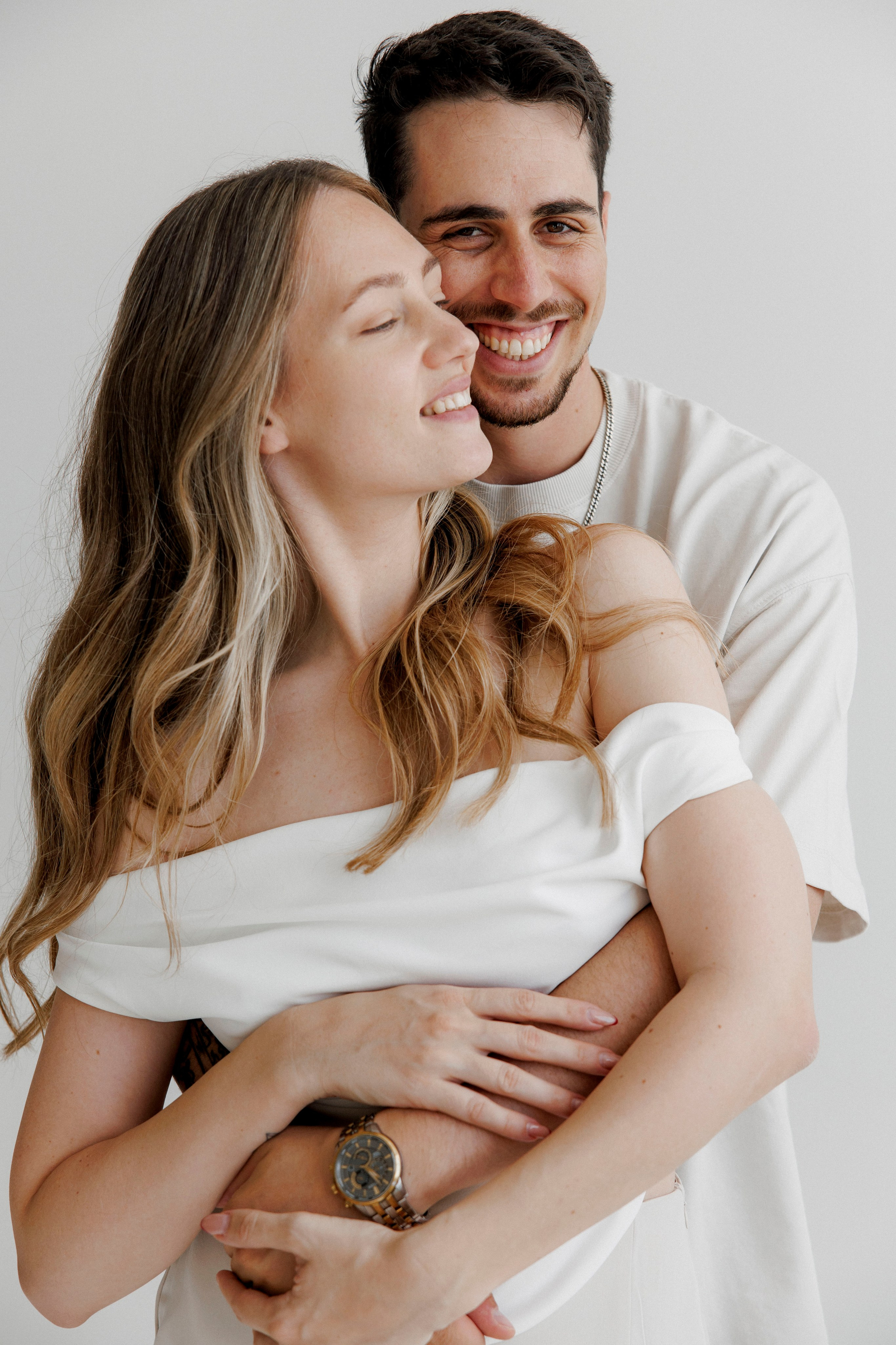 6 months old family photoshoot inside the white studio. Главная