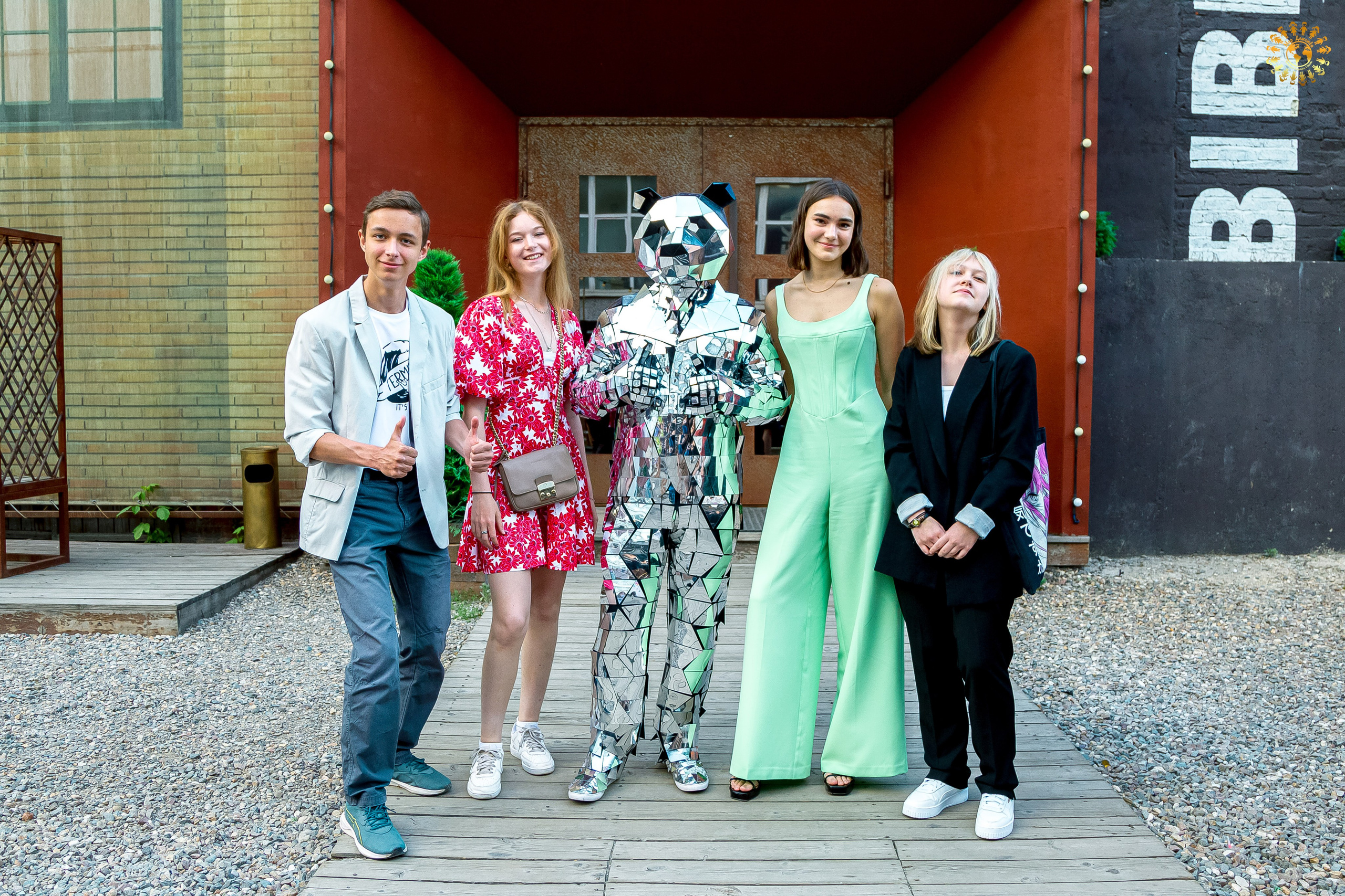 Выпускной 2023 (Школа 548; 9 Ж класс) AG Loft «Библиотека», Москва. Репортажная съемка в Москве и области. Анималистика