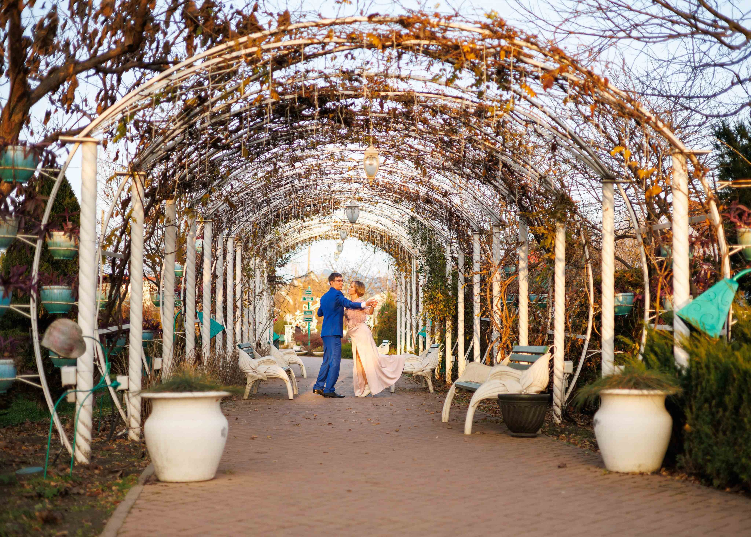 Свадебная церемония на фоне зелени парка в Пятигорске.