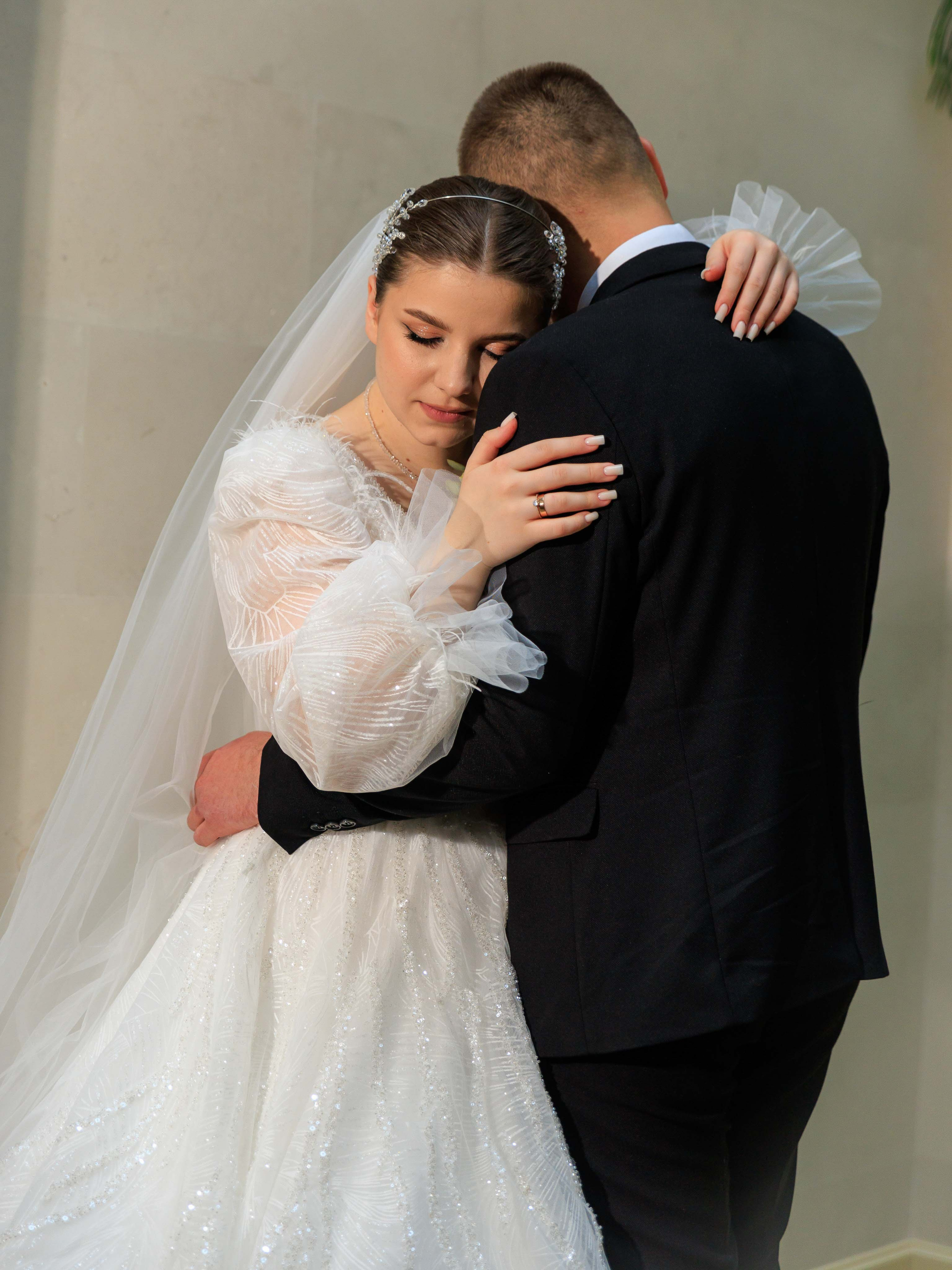 Жених и невеста гуляют по Курортному парку в Ессентуках.