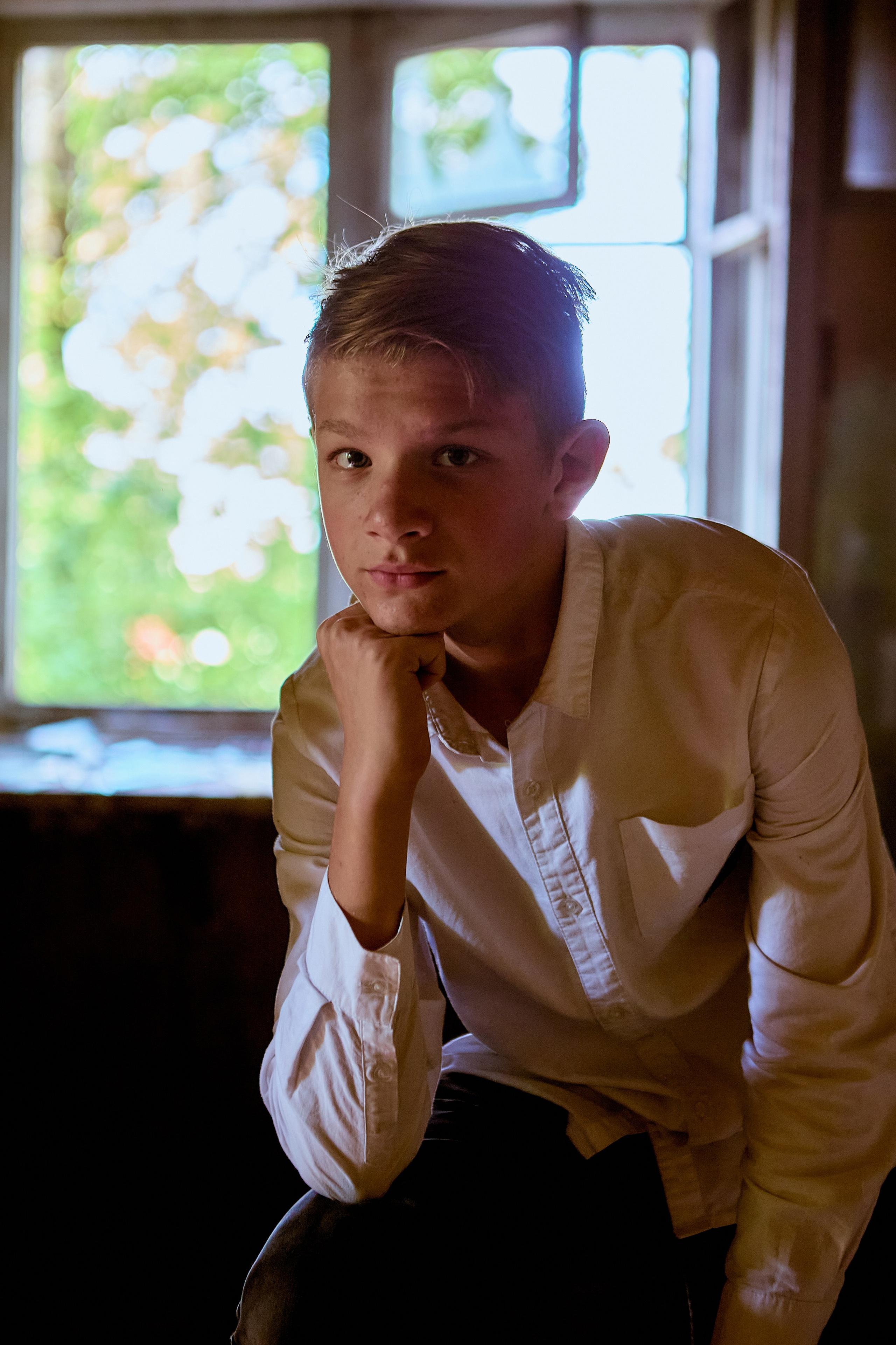 Классический потрет с рукой в комнате заброшенного здания. Дзержинск