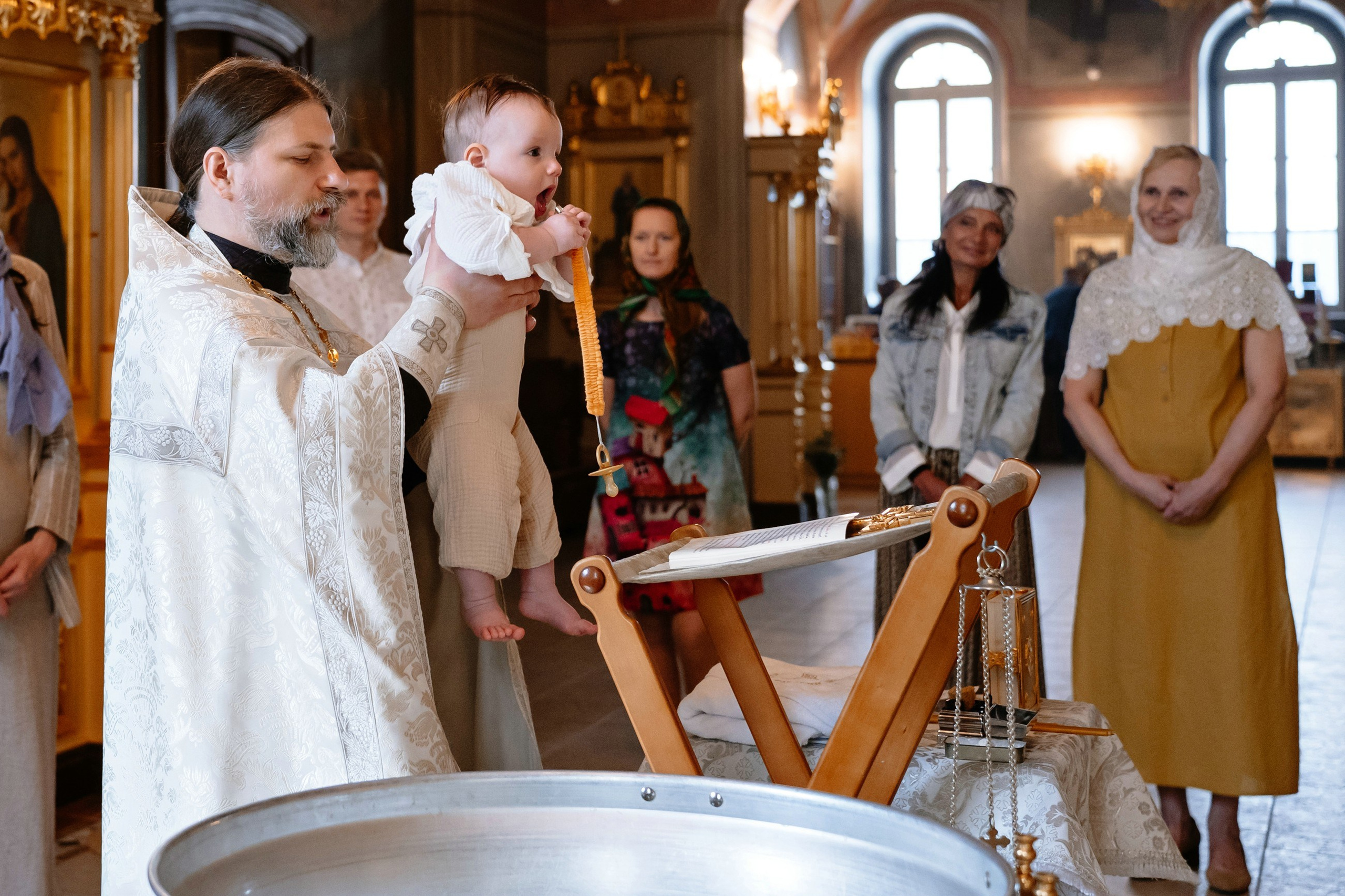 Фотосессия таинства крещения в церкви.