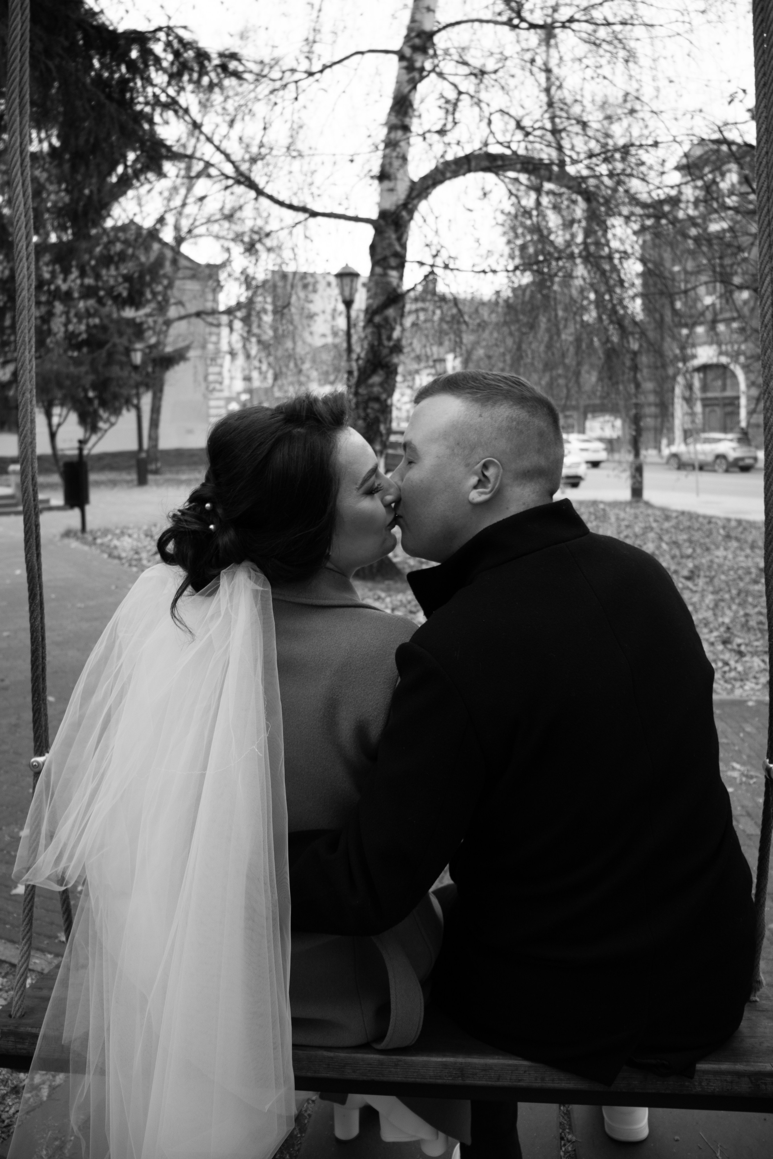 Свадебная прогулочная фотосессия возле ЗАГСа в городе Томск