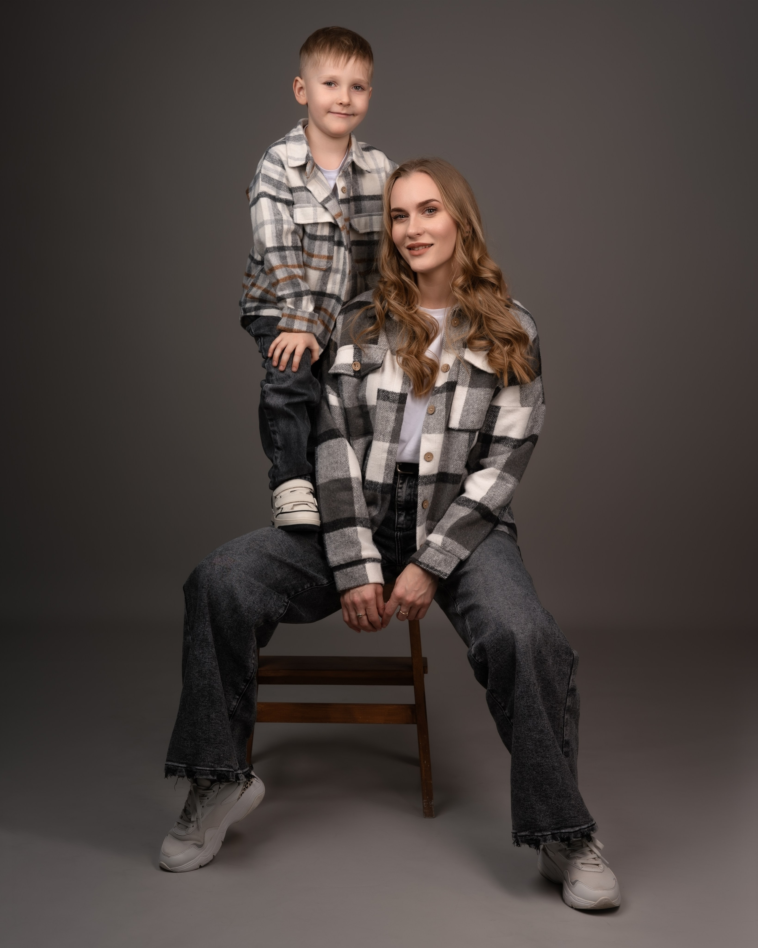 Семейная фотосессия. Мама и сын в студии