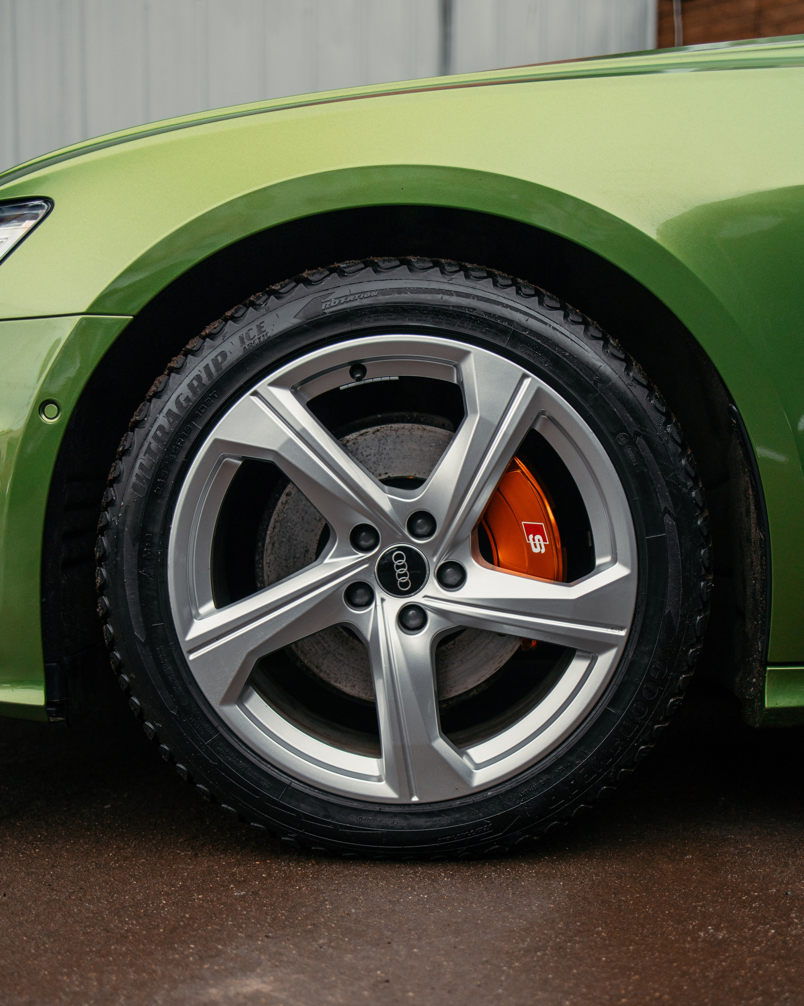 Audi A6 2 раза поменяла цвет, оклейка с проемами в зеленый и преклейка в серый. DeLorein