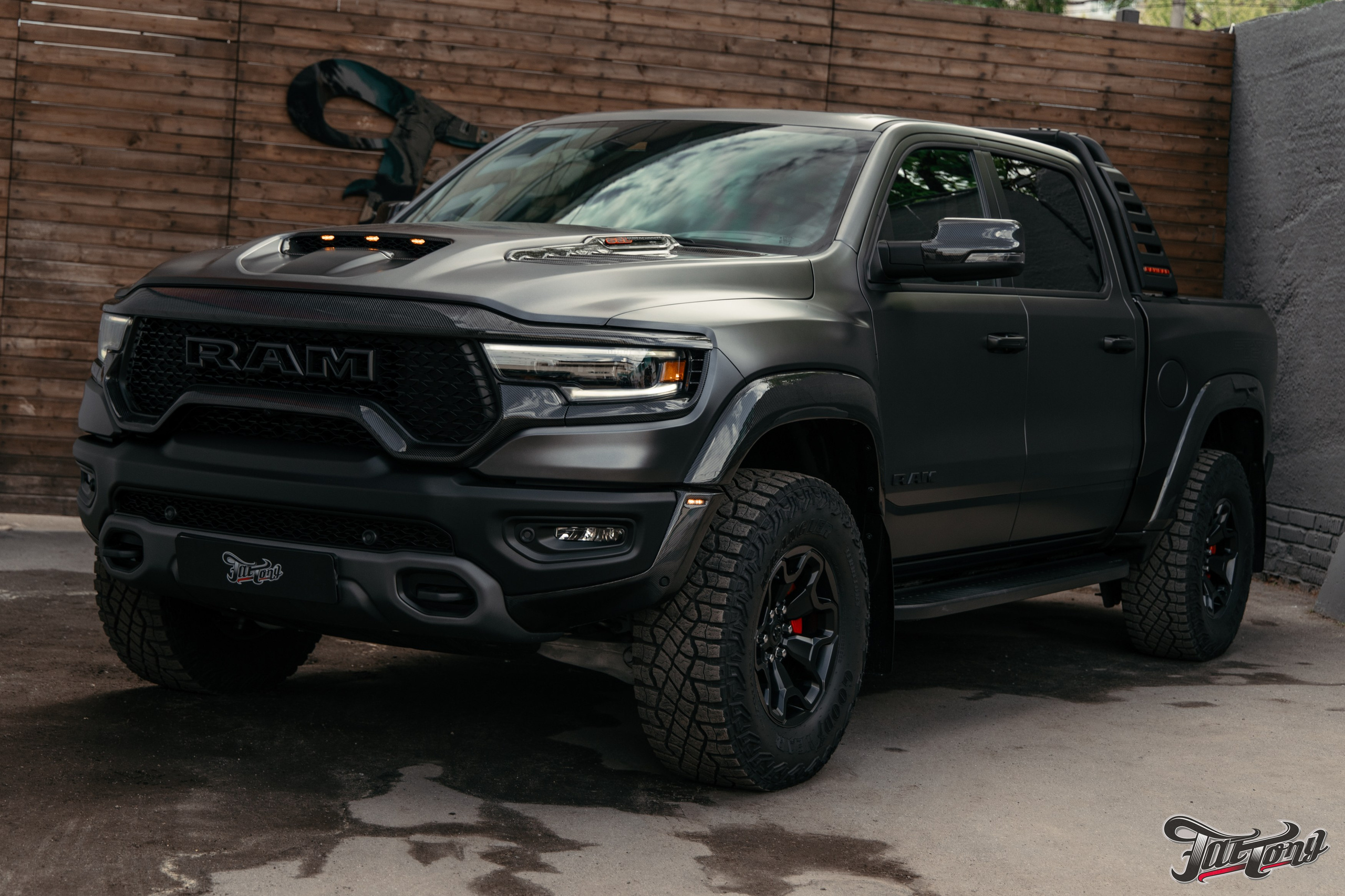 Ram TRX ламинация карбоном внешних элементов кузова, салона и установка распорки. DeLorein