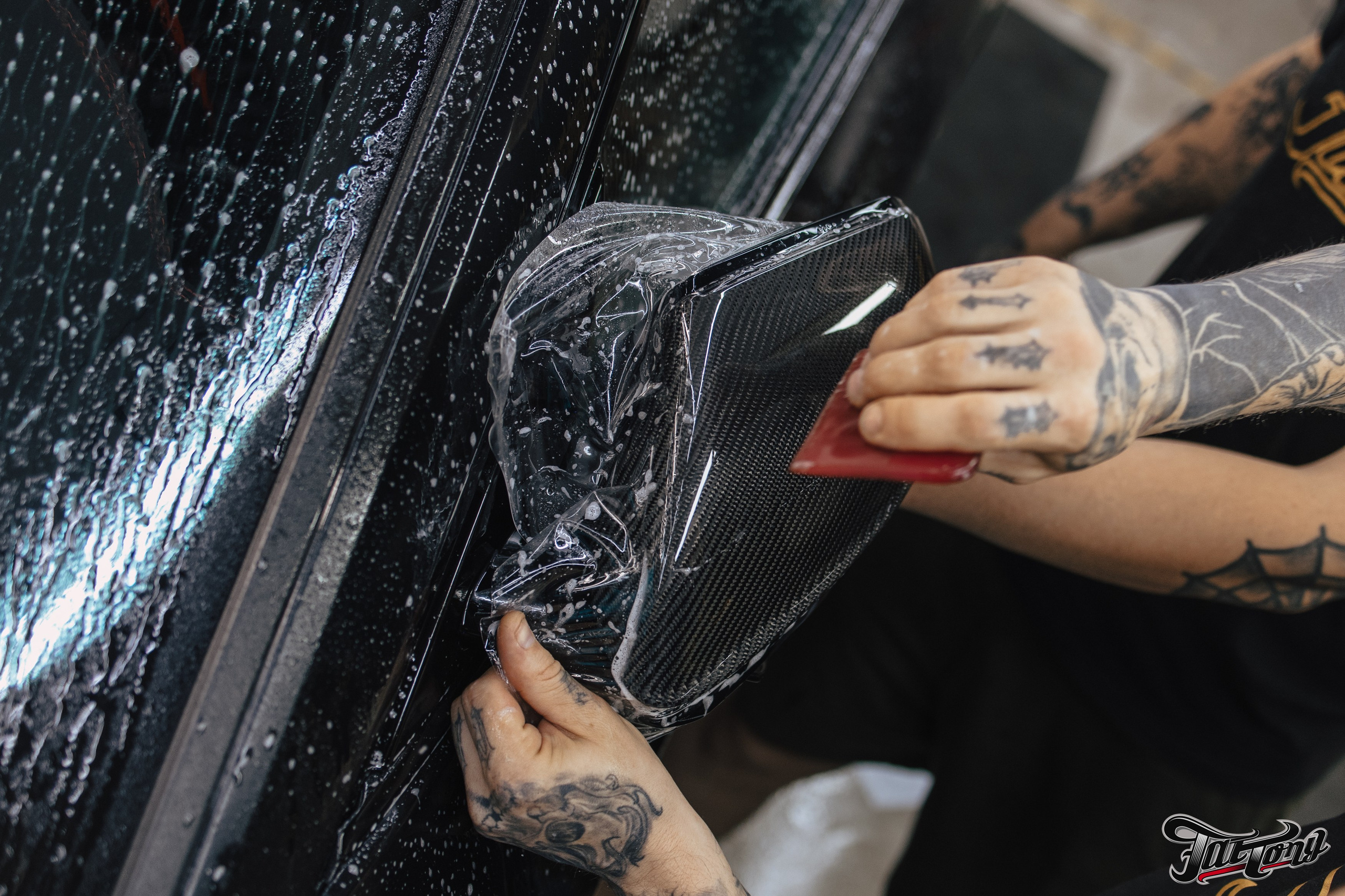 Lamborghini Urus ламинация карбоном вставок в капот, спойлеров, крышки багажника и зеркал. DeLorein