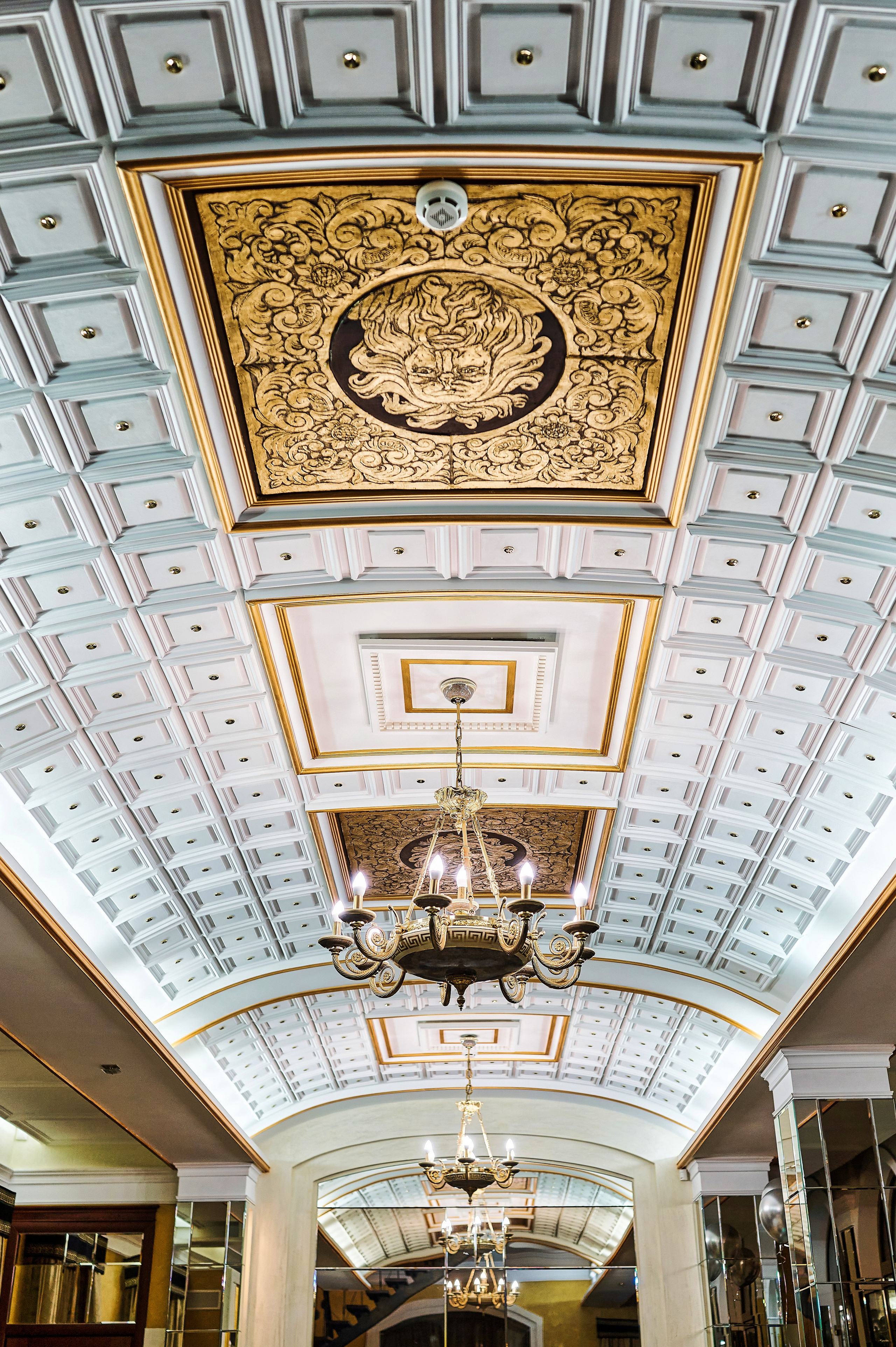 Интерьер зала с люстрой, украшение праздника, документальный фотограф