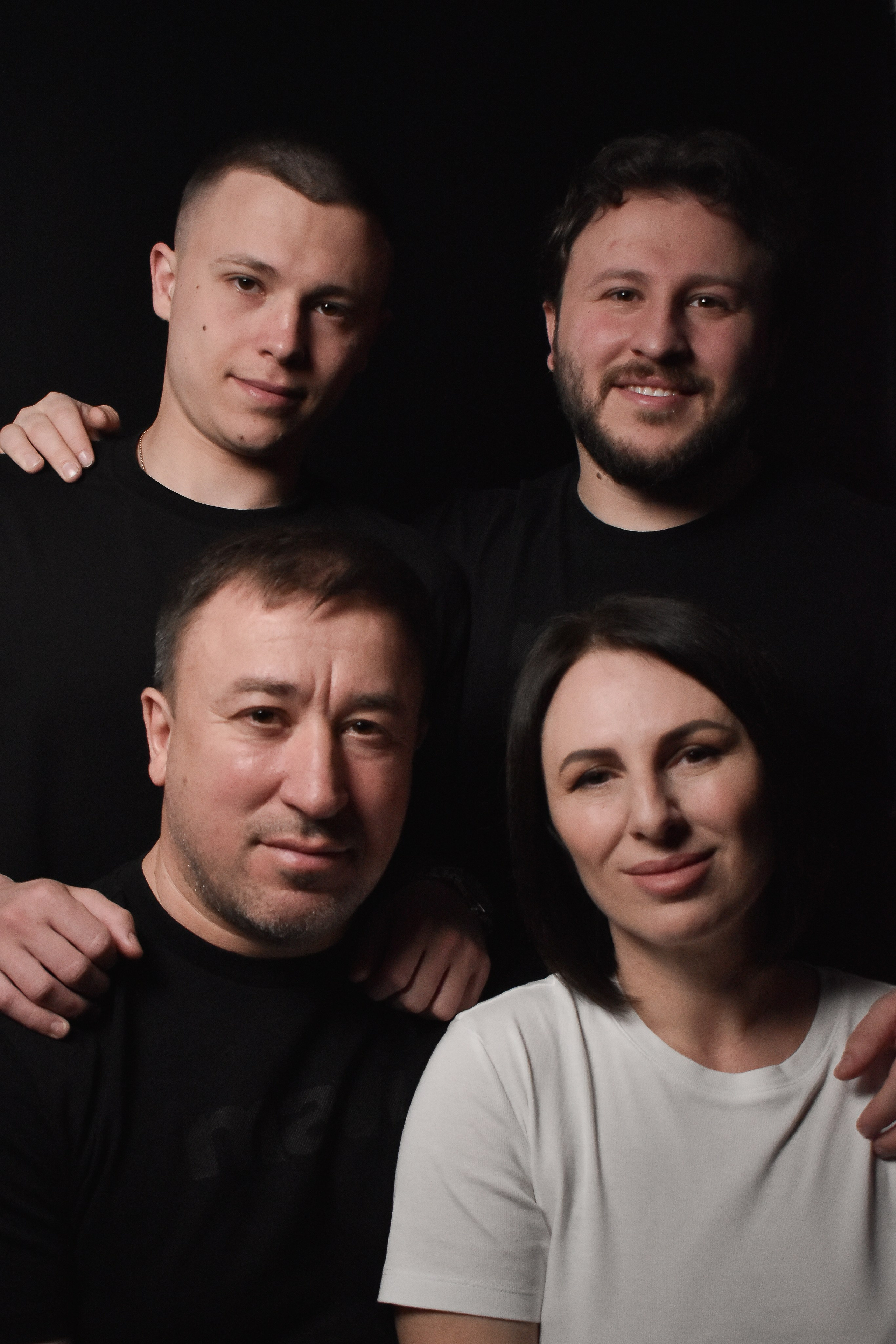 Семейная фотосессия в фотостудии в селе Левокумском - дети с родителями в стиле тотал-блек