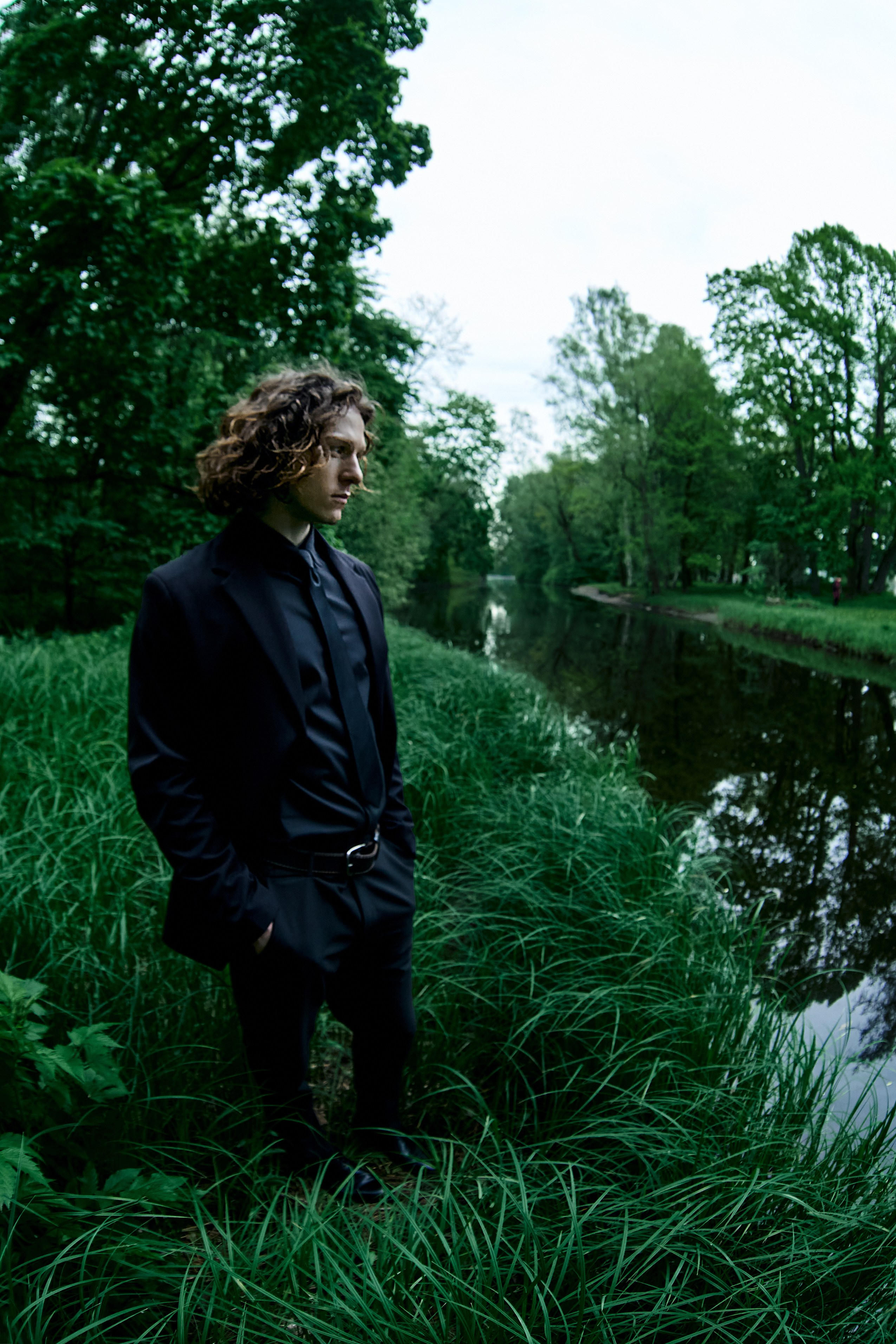 Мужской портрет на берегу реки в пасмурную погоду