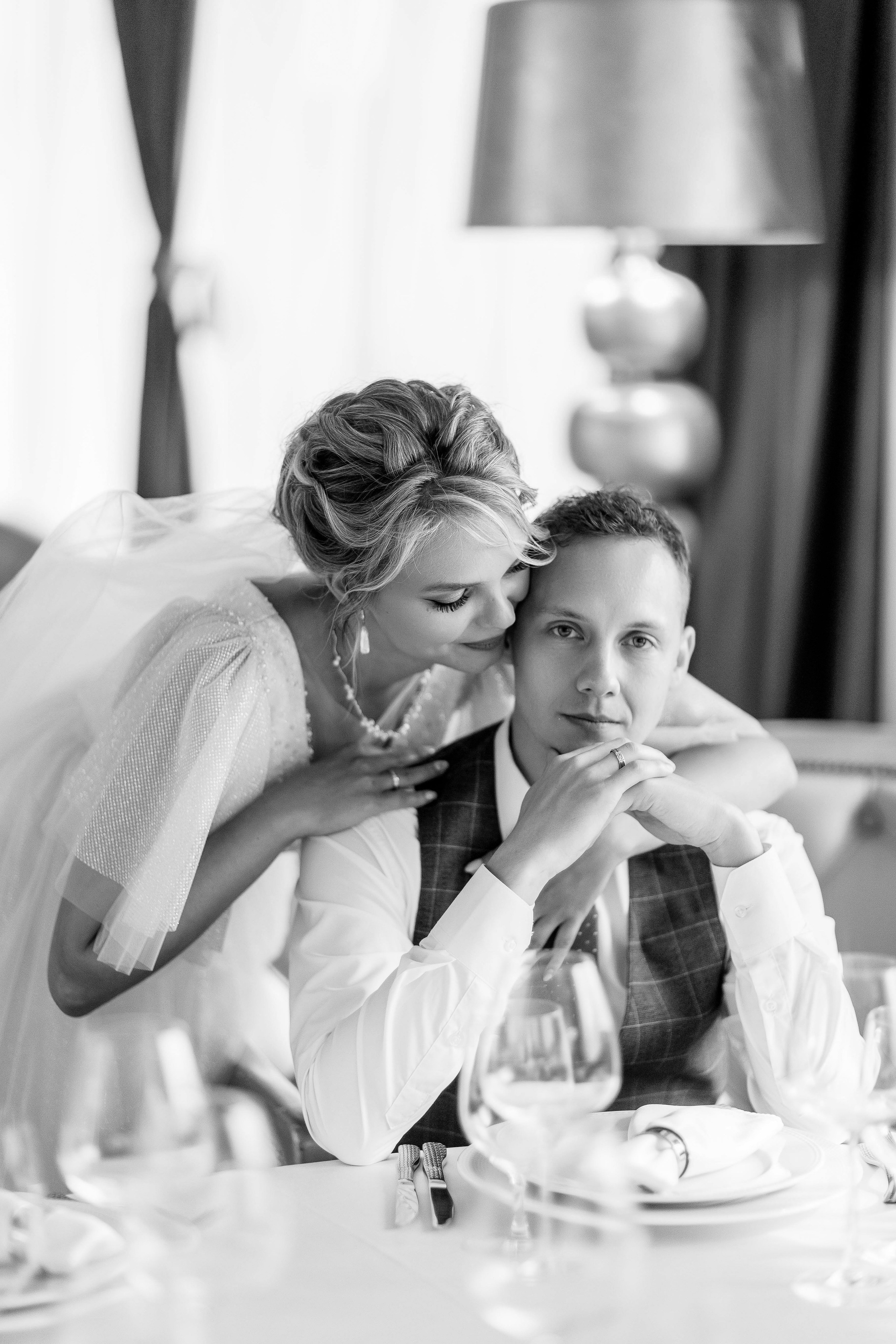 Жених и невеста на фотосессии в ресторане Артист в Воронеже