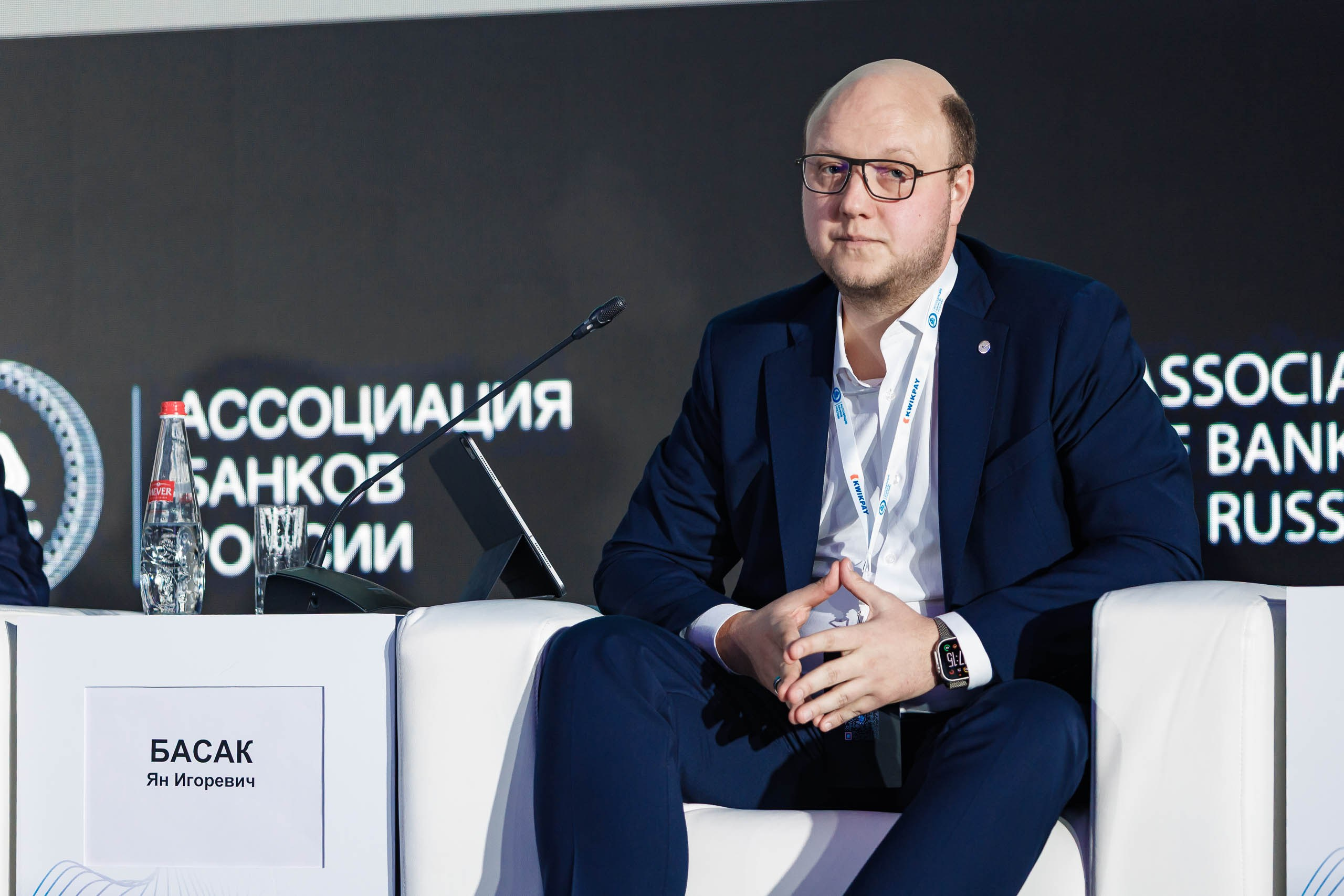 Групповое фото парод финансистов и экспертов форума