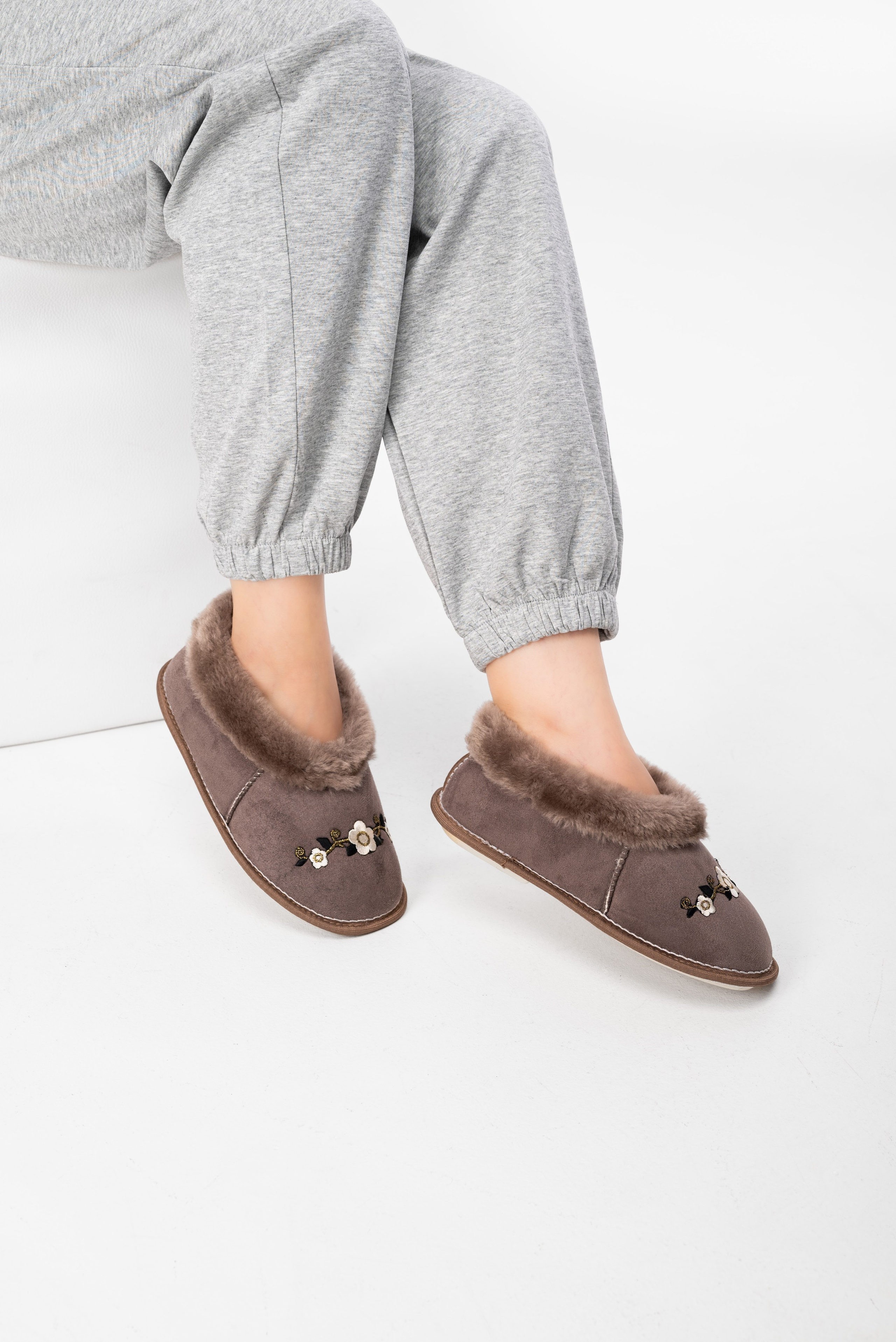 Тапочки и чуни. Предметный фотограф, фото для маркетплейсов Пятигорск, КМВ