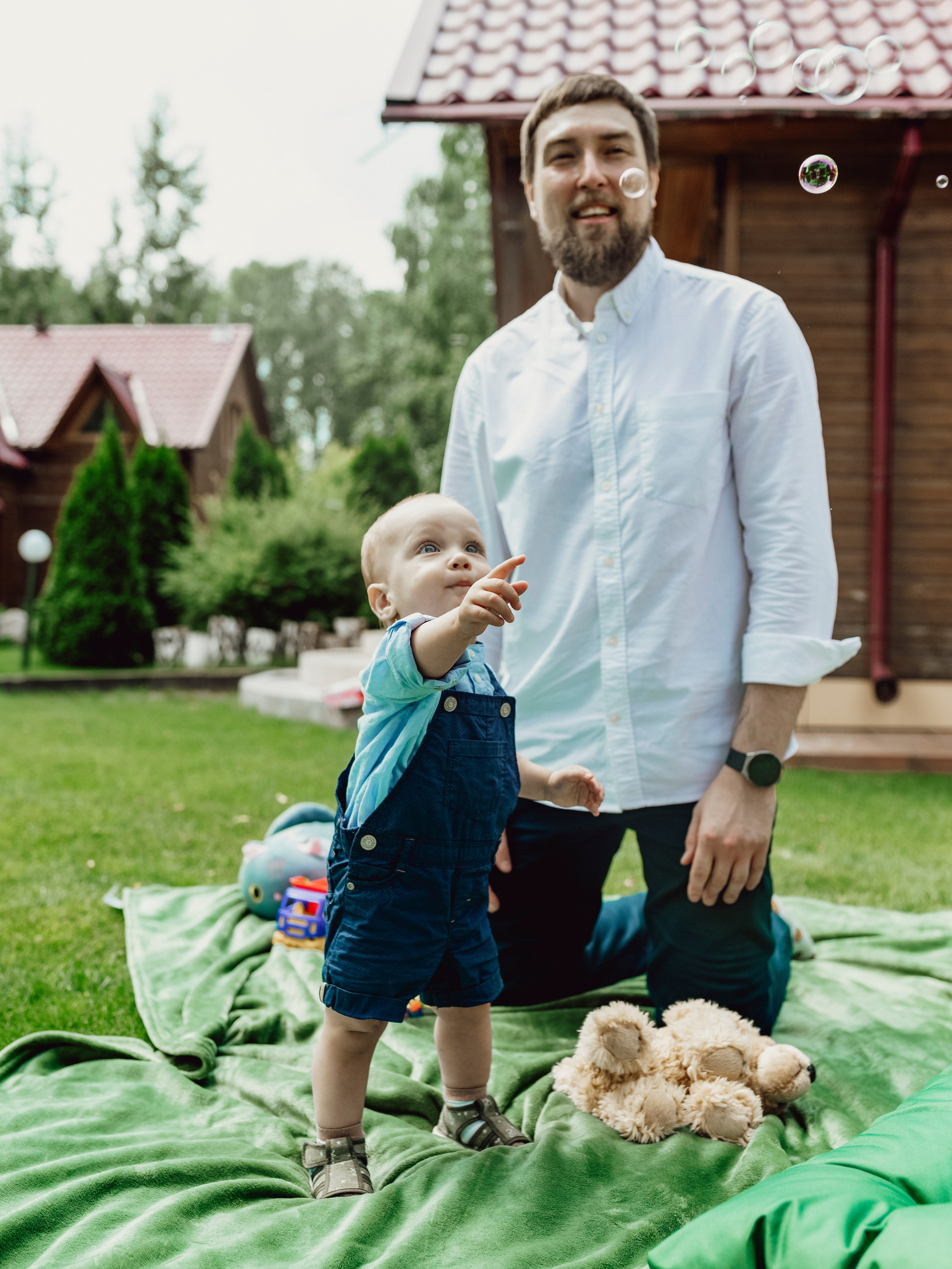 Семейная фотосессия папа и сын — игры и радость на свежем воздухе, Новосибирск