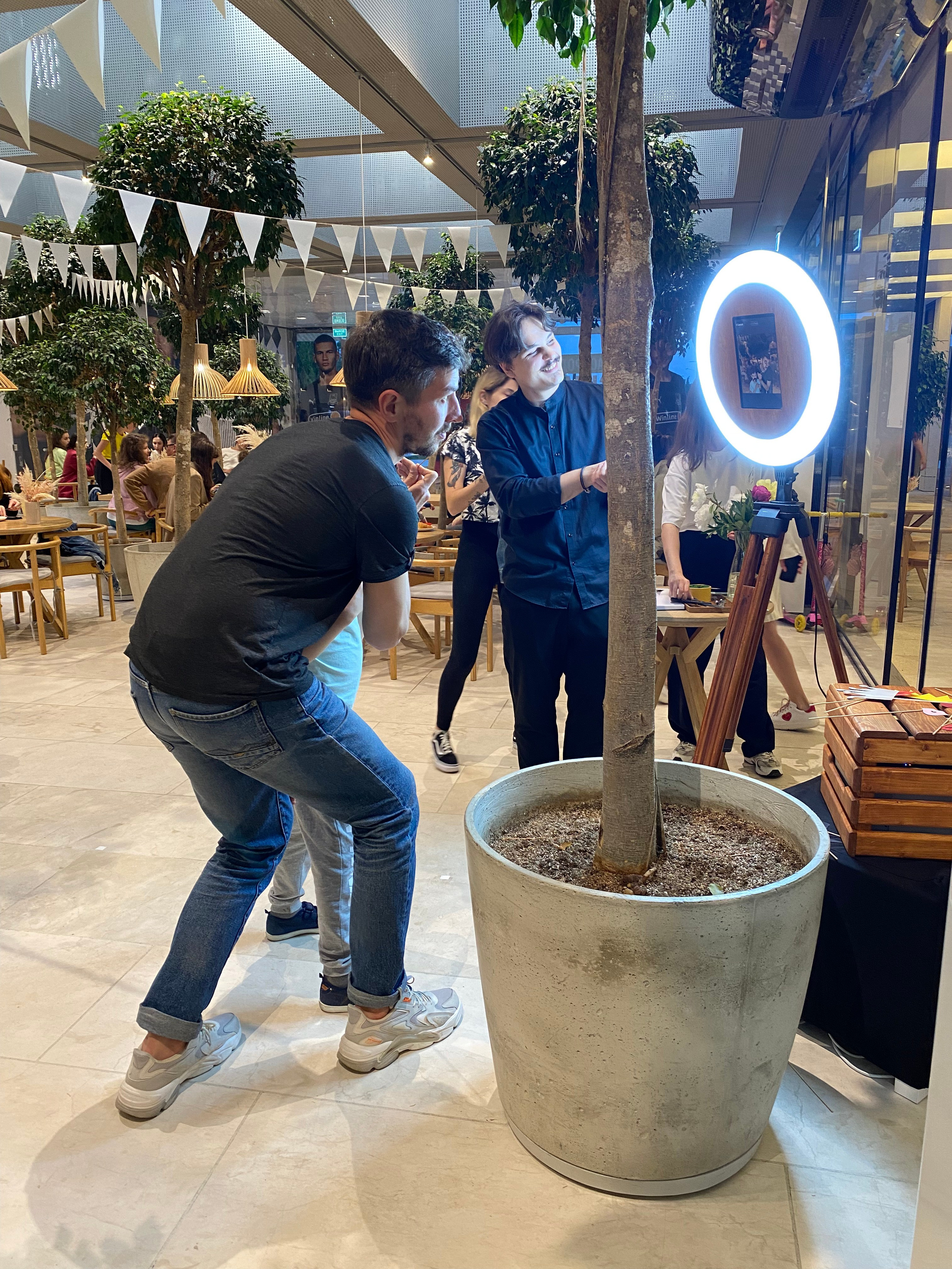 Фото-гиф-стойка в стиле Loft (фотобудка, селфизеркало). Инсталаб Краснодар фото и видео интерактивы на ваше мероприятие