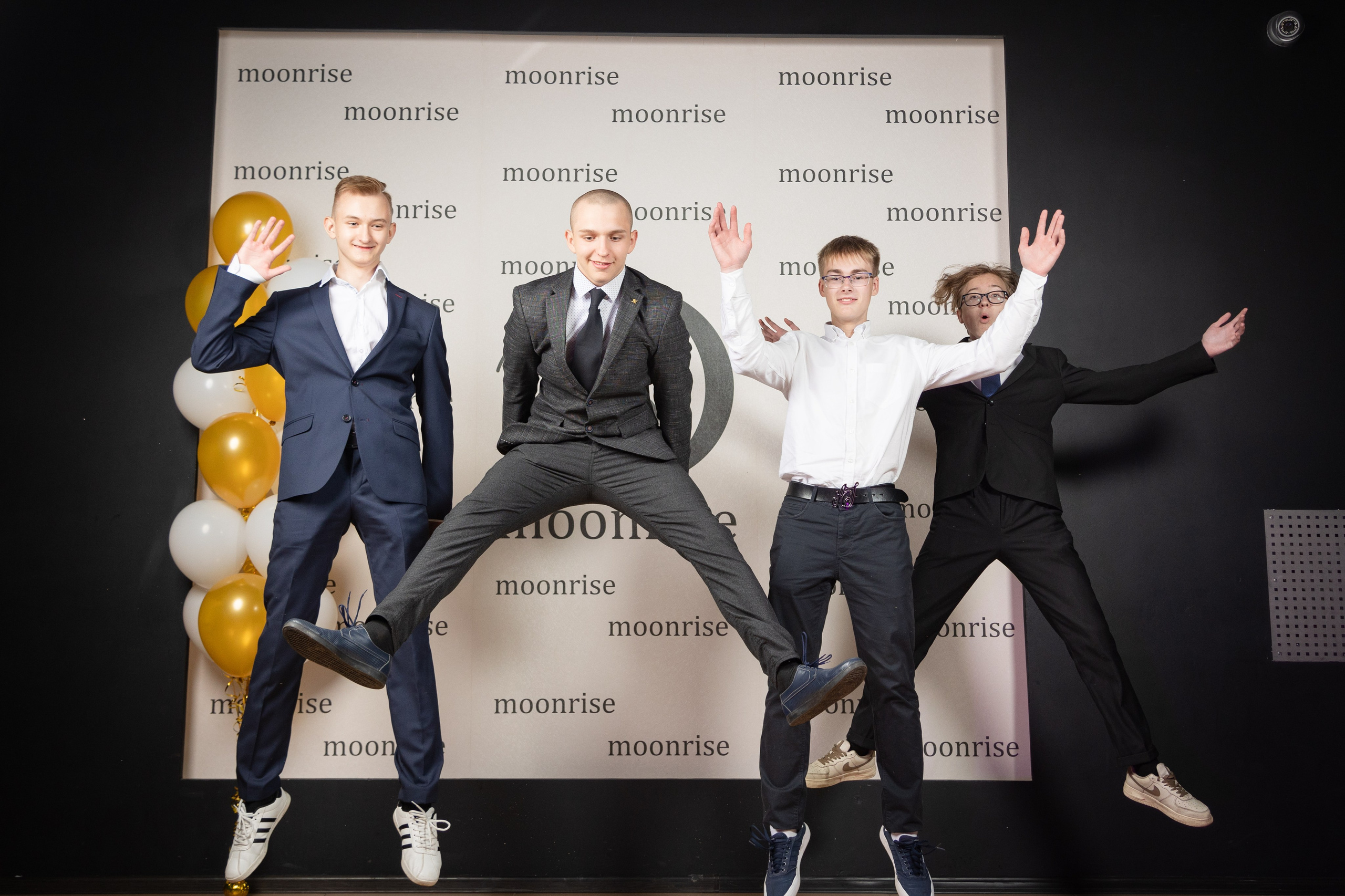 Репортажная съемка. На каждом снимке всегда два человека: фотограф и зритель