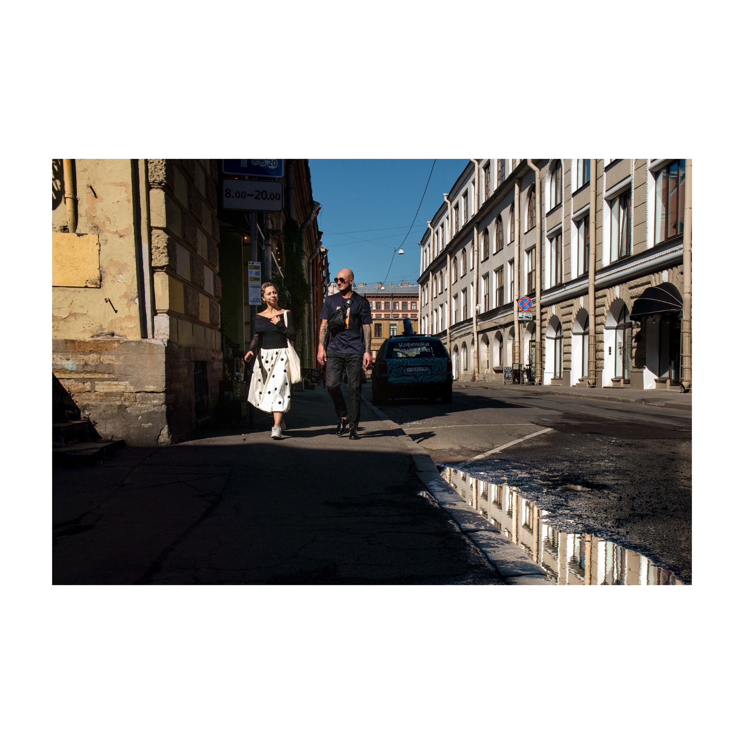 В Питере хорошая погода). Город наполнен правильными тенями и предосенними питерцами). High-quality interior photos for your home, office, hotel