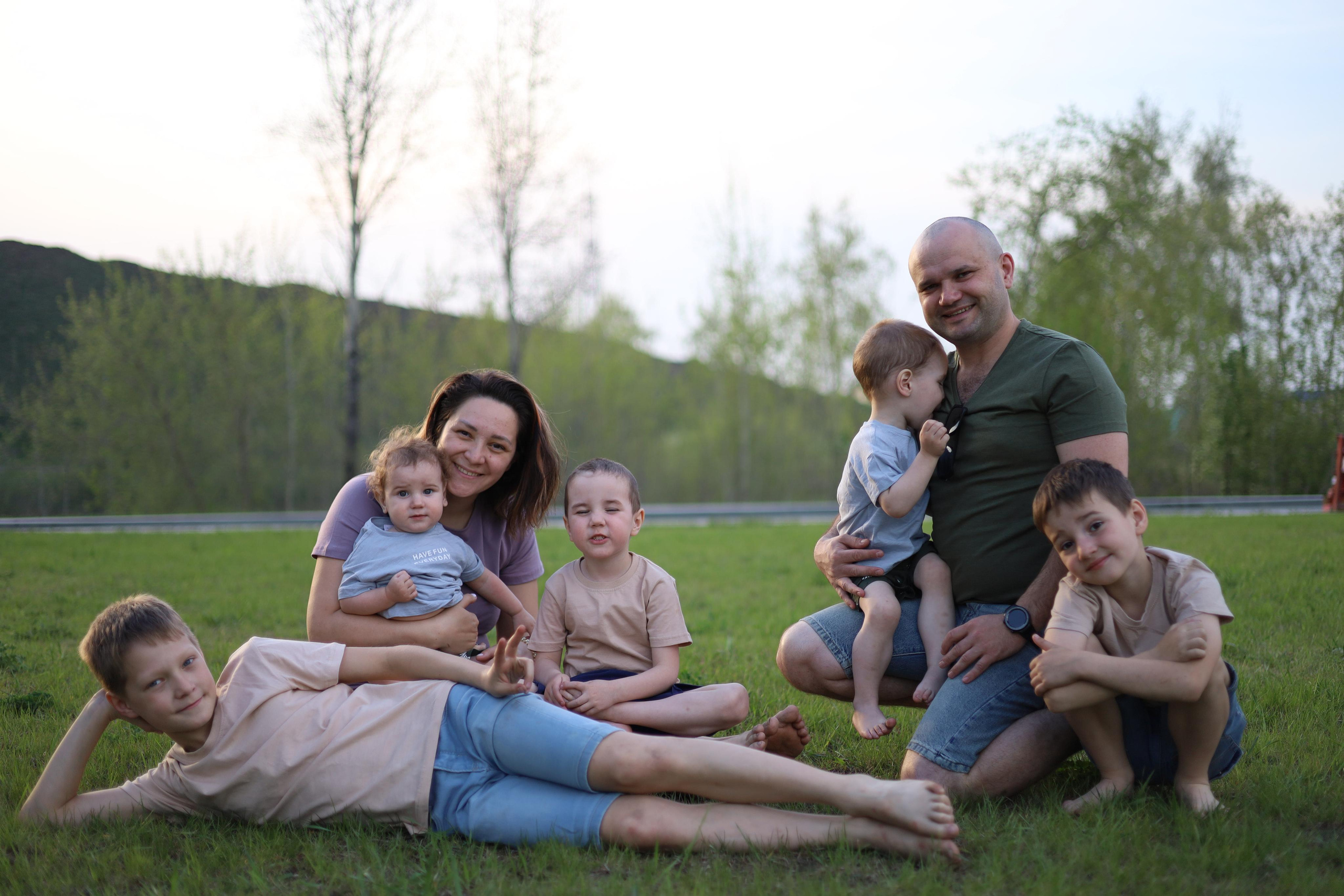 Прогулка большой и дружной семьи. Семейный и детский фотограф в Новосибирске, Москве Анна Кутарева