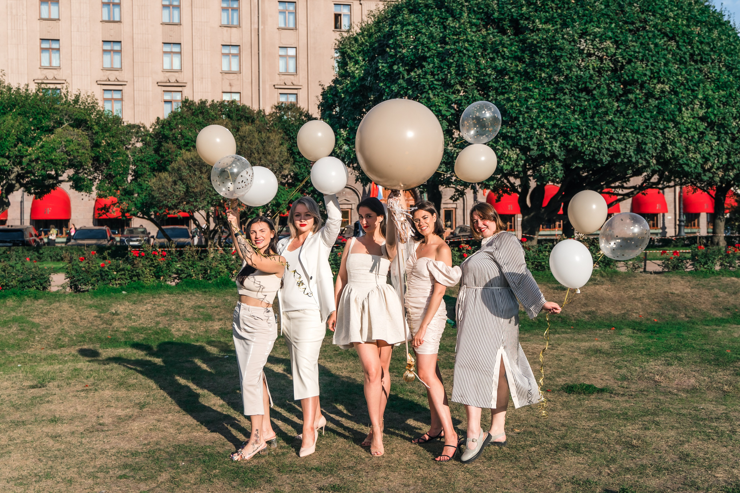 Фотосъемка девичника, встреча девушек, веселые женские портреты