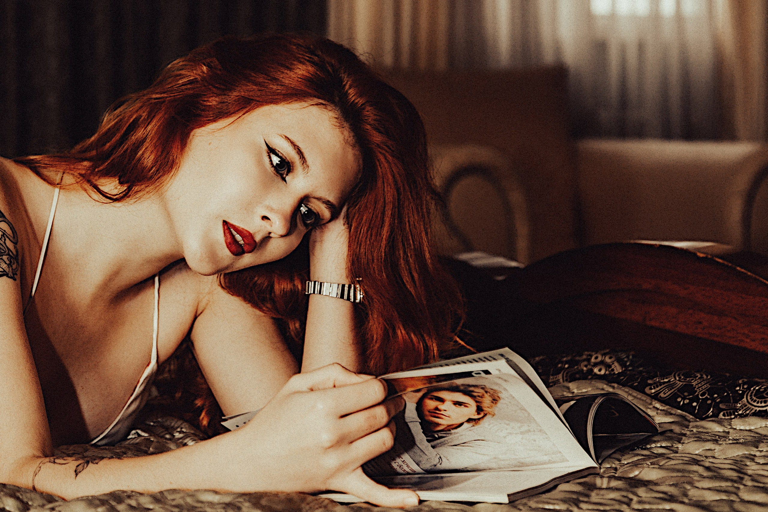 Фотосессия в отеле красивая рыжая девушка