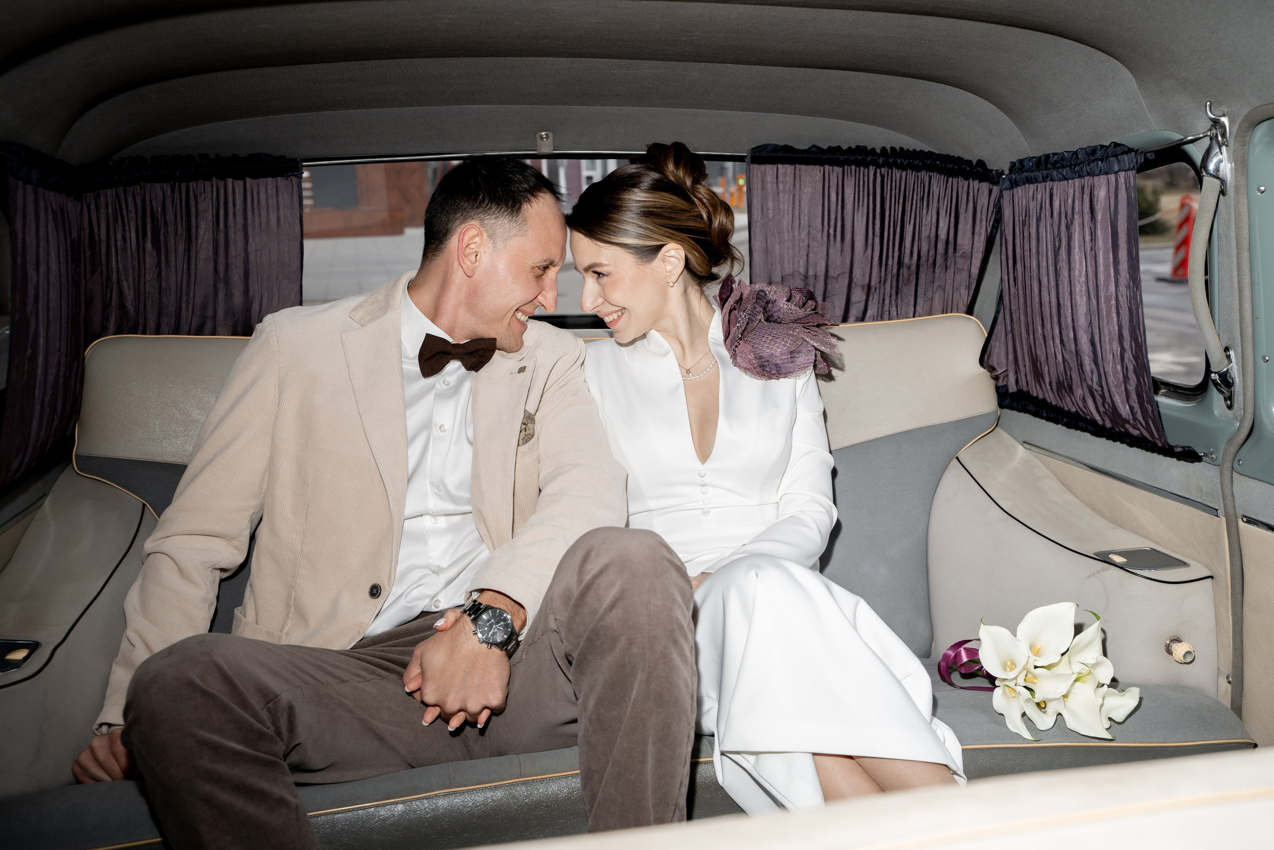 Свадебный фотограф в Москве. Свадебный фотограф Видное, Бутово, Домодедово, Щербинка, Царицыно. Свадебная фотосессия и сборы невесты в отеле Soluxe. Регистрация брака во дворце бракосочетания ВДНХ. Свадьба на ВДНХ. Свадебная фотосессия с ретро автомобилем Чайка. 