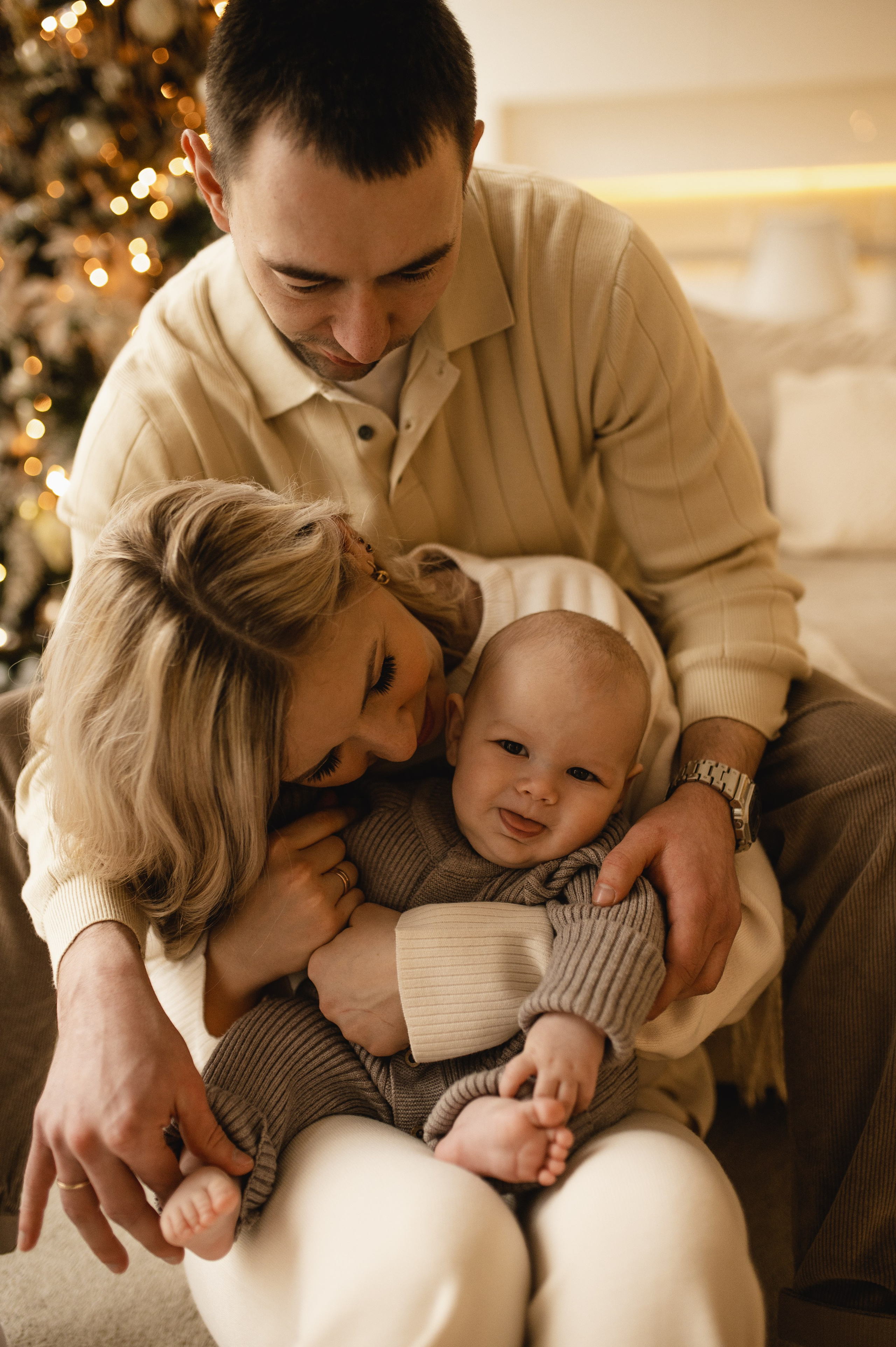Новогодняя фотосессия в студии с малышом 6 месяцев в Бутово. Семейная фотосессия Бутово Москва фотограф Алина Морщагина