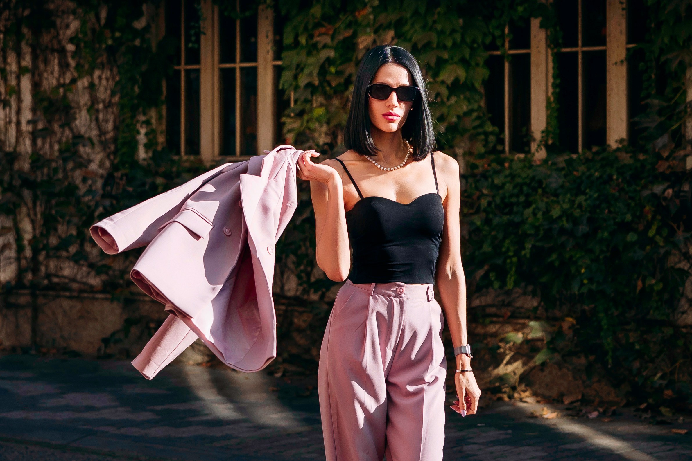 Портрет девушки в розовом костюме в солнечных лучах