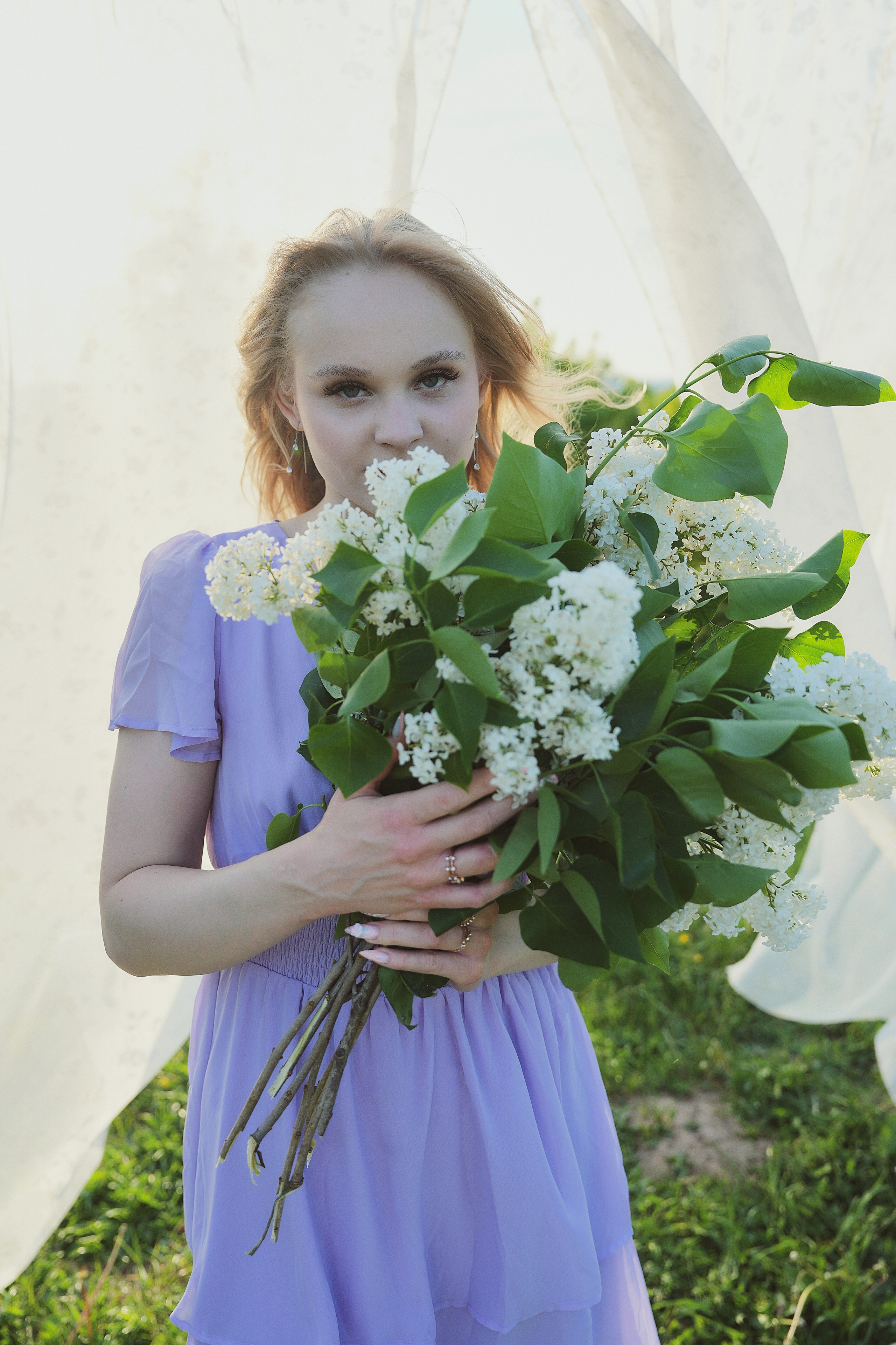 Съемка Кати в контровом свете с белой сиренью. Фотограф Светлана Боровикова в Домодедове