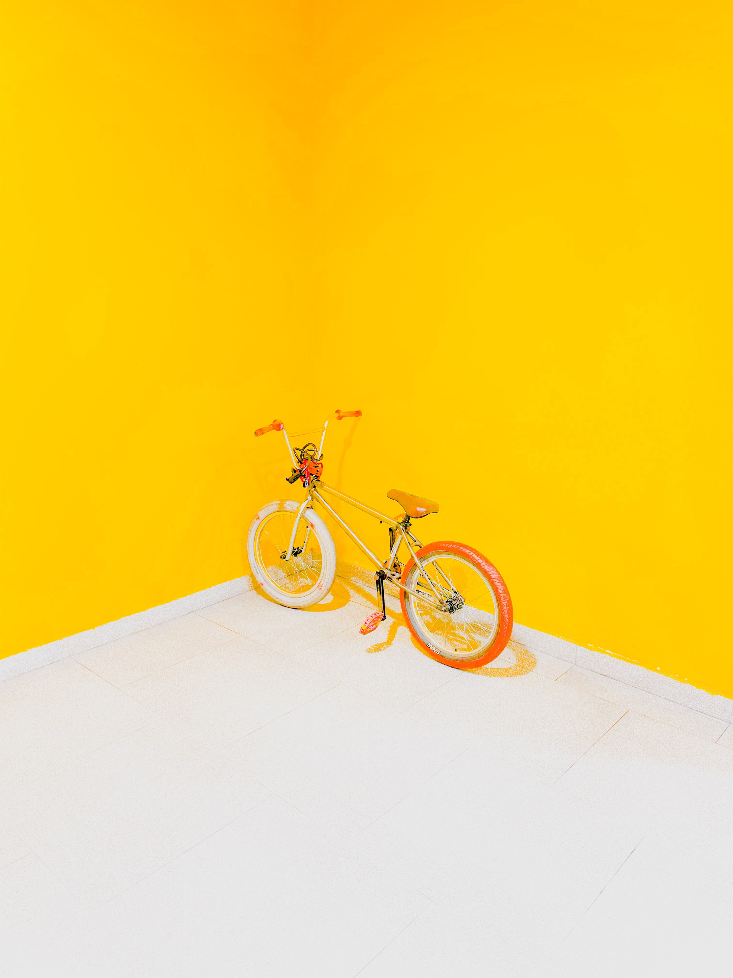 велосипед на жёлтом фоне