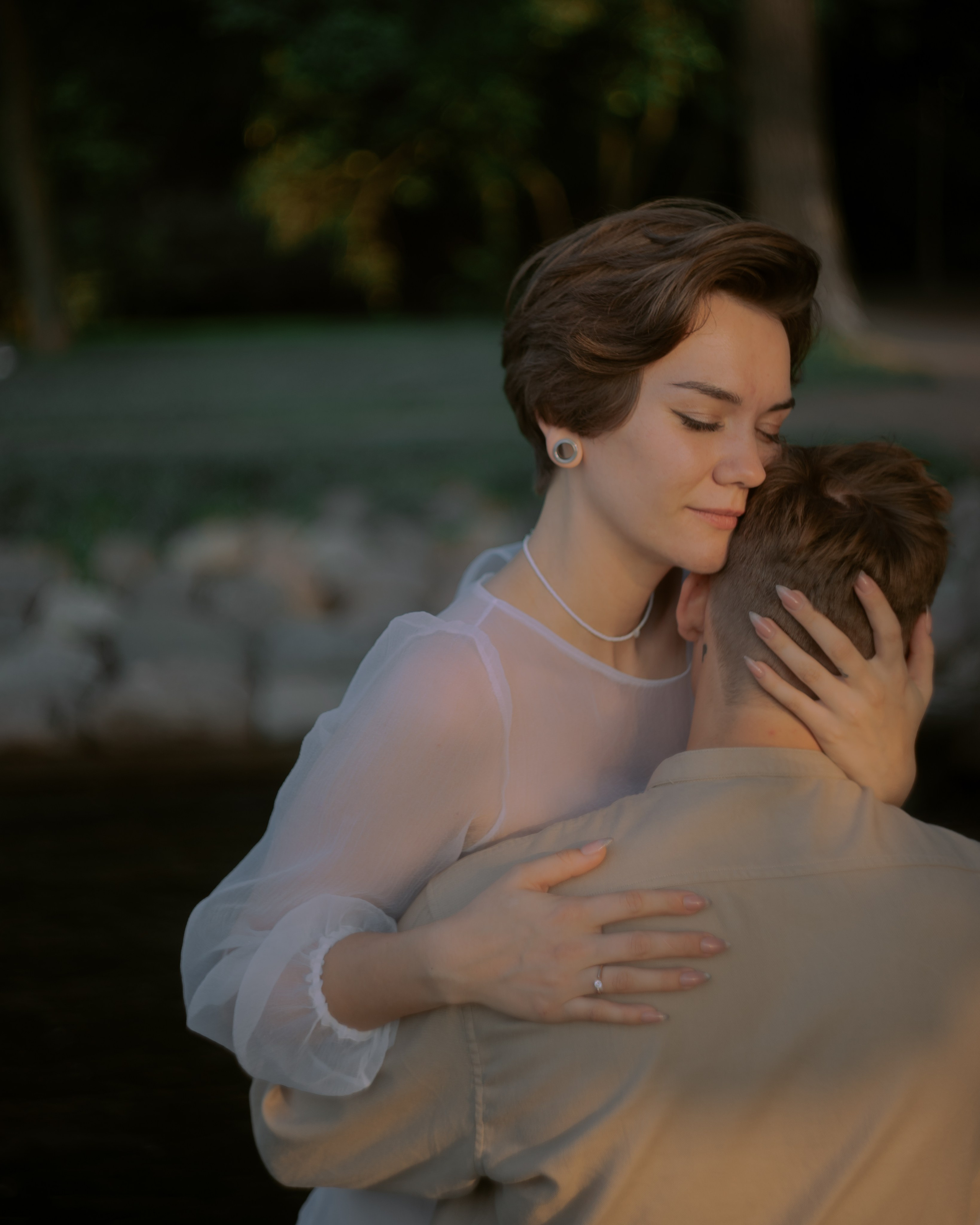 прогулочная свадебная съёмка в красивом парке, портреты пары