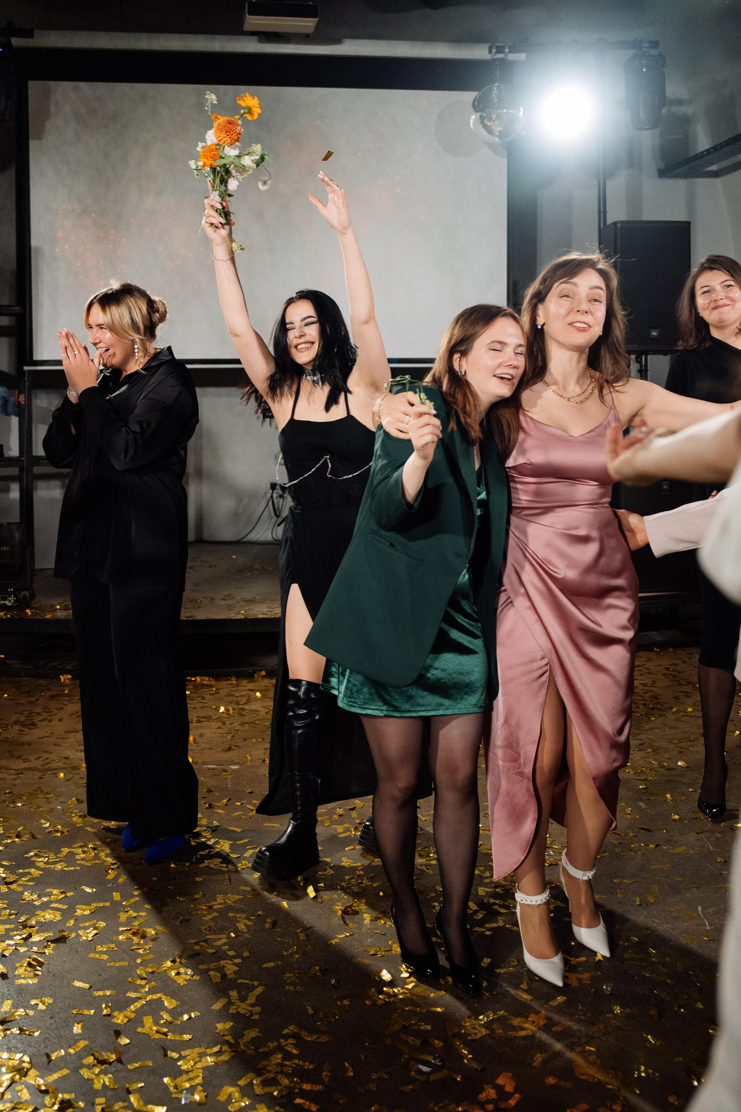 Оранжевая свадьба в гребешках. Свадебный фотограф организатор в Санкт-Петербурге Ассоль Опарина