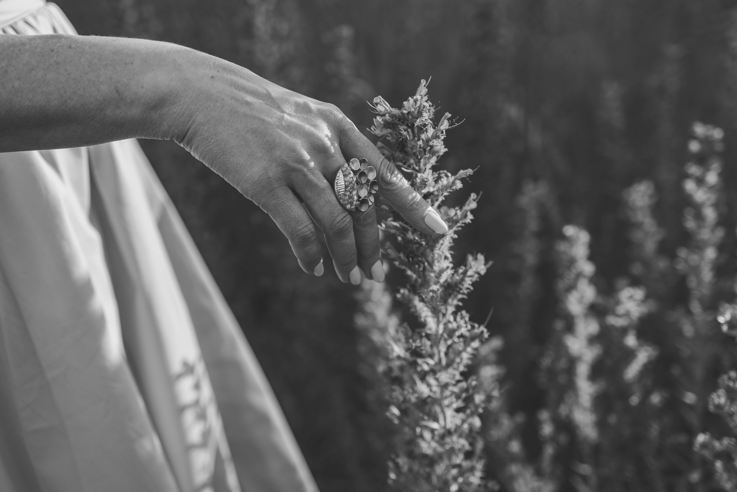 Внучка и бабуля прогулка на природе. Коммерческий фотограф