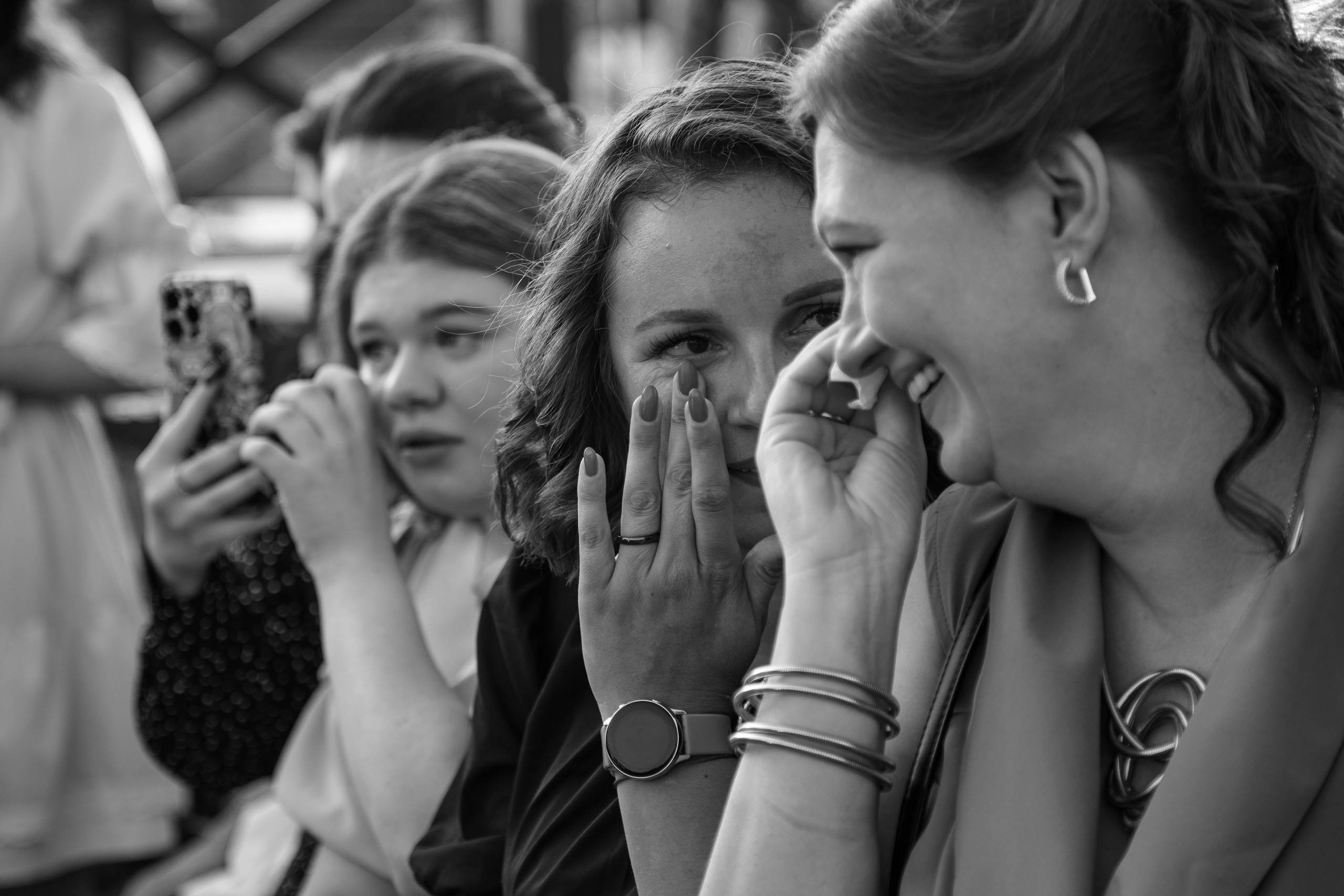 Эмоции гостей на свадебной выездной регистрации брака.