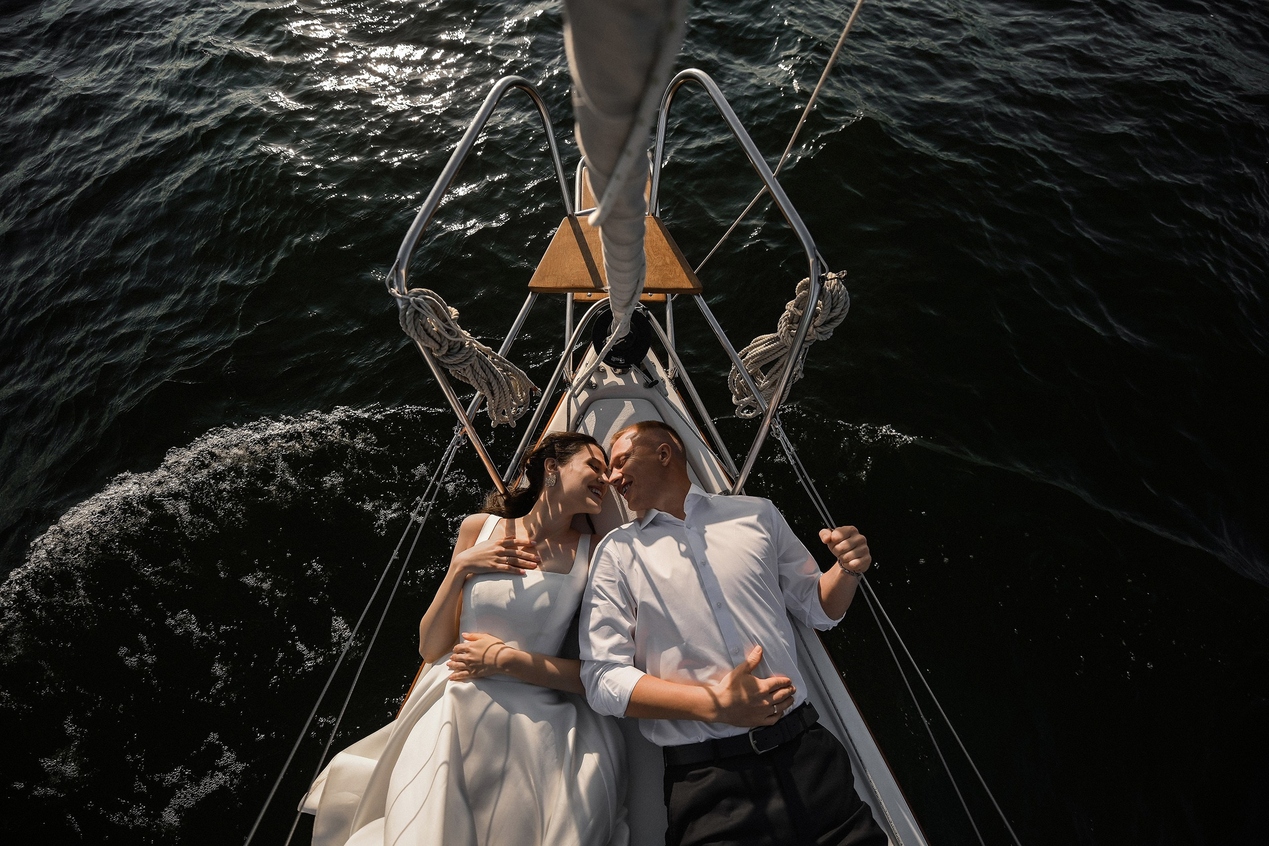 Фотосессия в свадебном платье на яхте в Красноярске. 📸 Свадебный и семейный фотограф в Красноярске Тихомиров Евгений | 17 лет опыта | 800+ свадеб