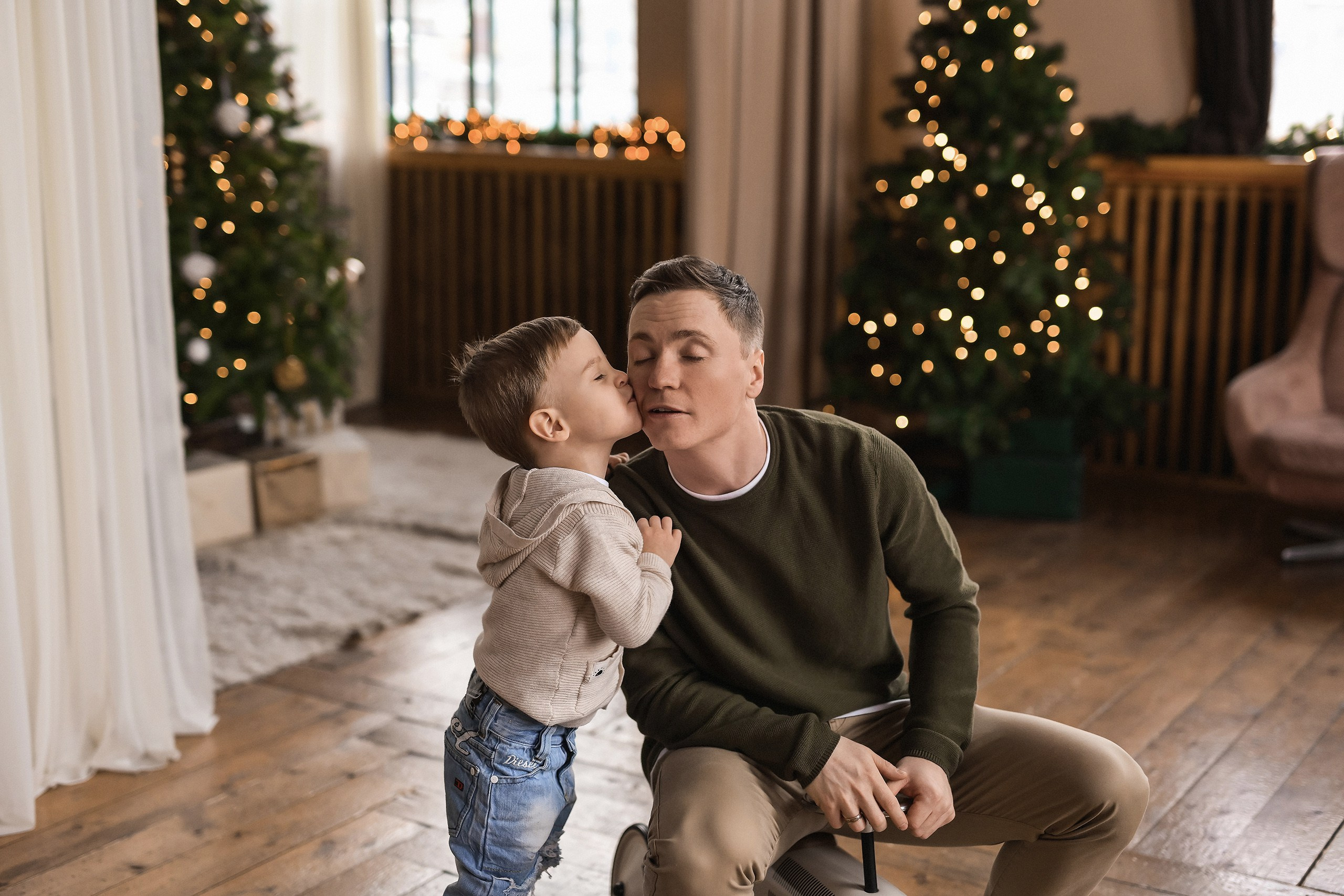 Новогодняя семейная фотосессия: уютные фото у ёлки в студии в Красноярске. 📸 Свадебный и семейный фотограф в Красноярске Тихомиров Евгений | 17 лет опыта | 800+ свадеб